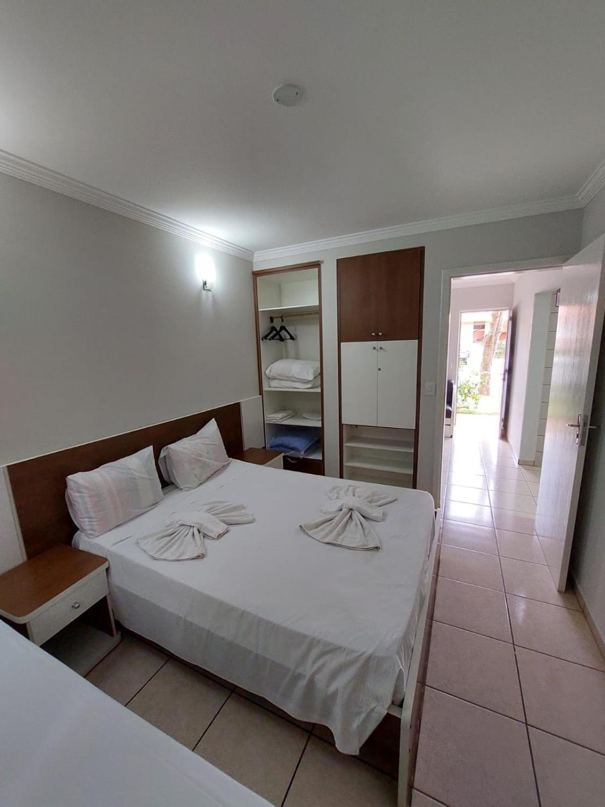 diRoma Fiori 89 com roupa de cama e banho.