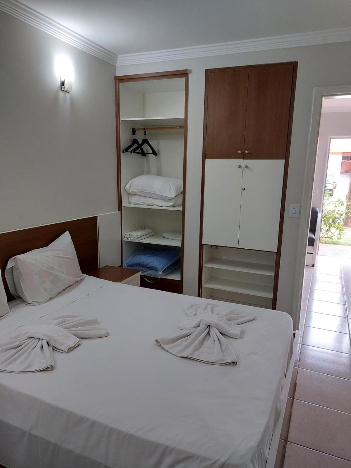 diRoma Fiori 89 com roupa de cama e banho.