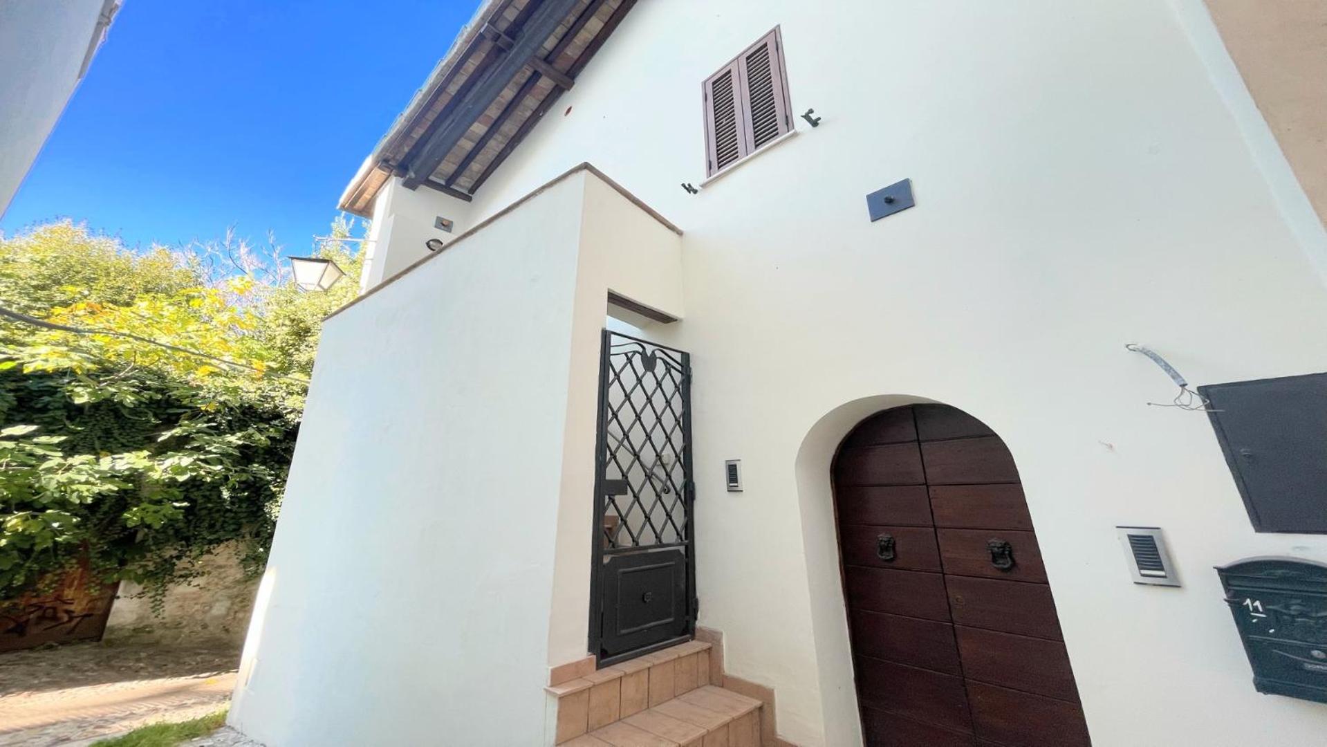 traditional town house central Spoleto - car unnecessary - wifi - sleeps 10 view 2