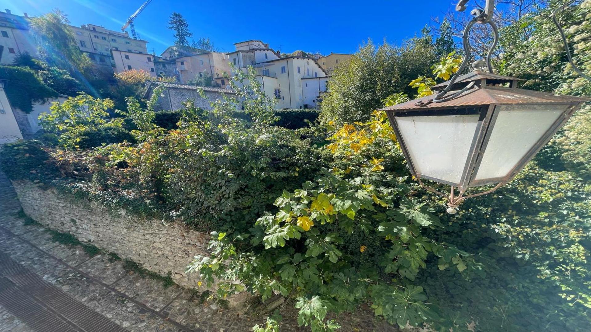 traditional town house central Spoleto - car unnecessary - wifi - sleeps 10 view 3