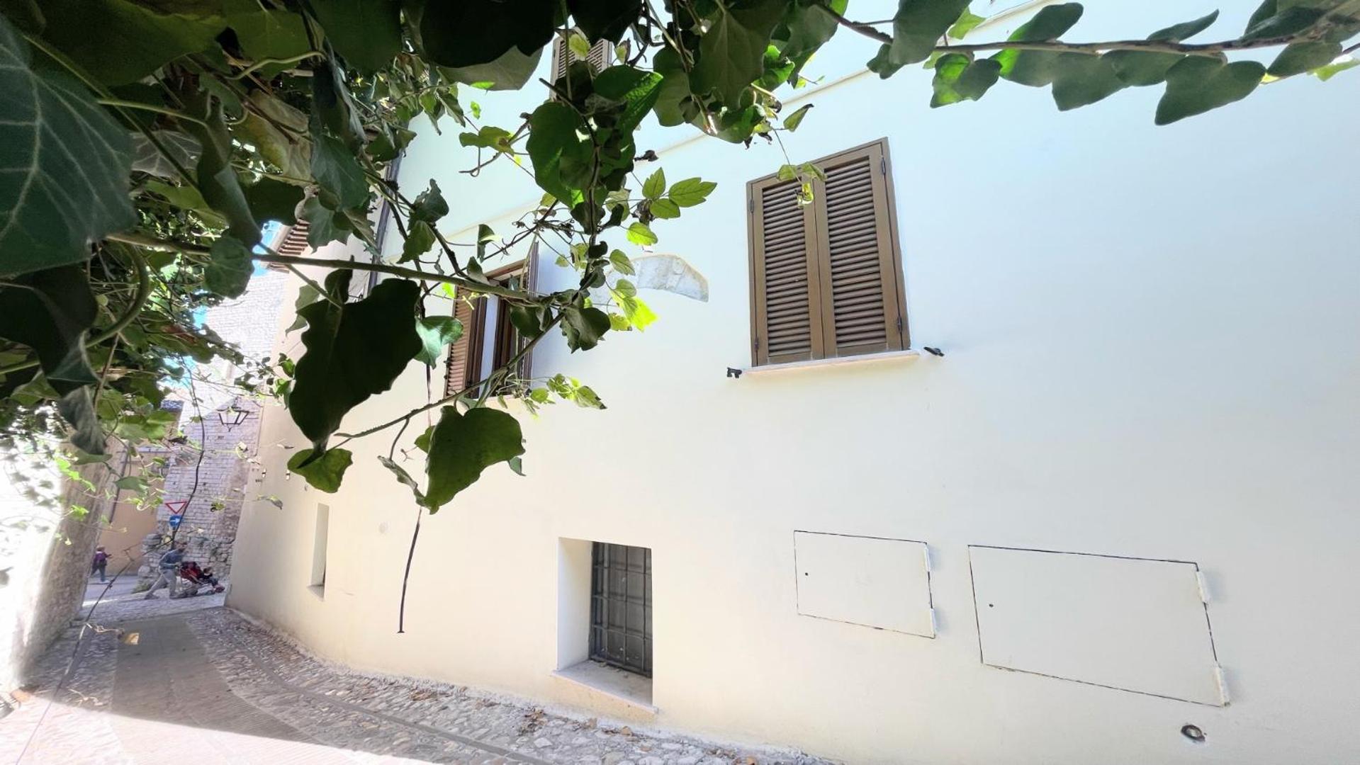 traditional town house central Spoleto - car unnecessary - wifi - sleeps 10 view 4