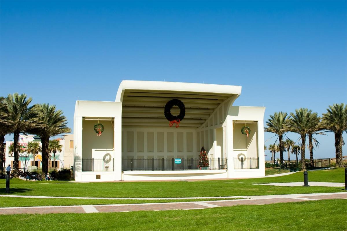 Beachcomber 304, 2BRs, Pool, Beach, Near Mayo Clinic, Sleeps 4