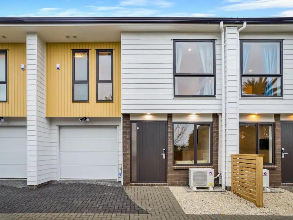 Wonderful Three Bedroom with Garage — Auckland