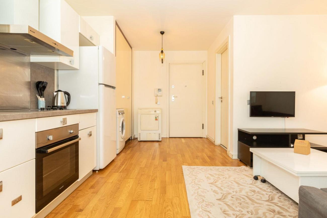 Central Studio Flat with Shared Pool in Sisli photo 5