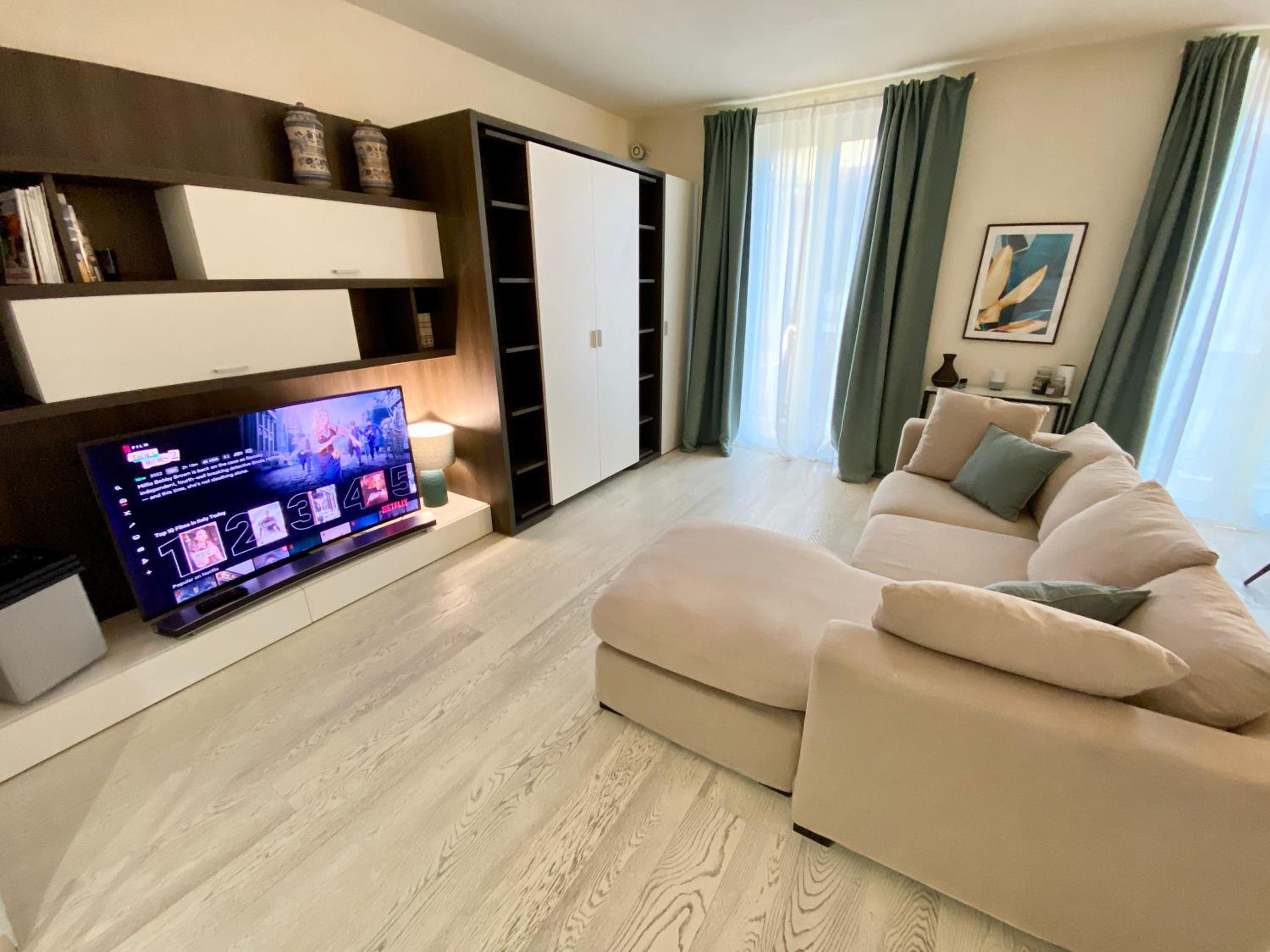 Front Beach Deluxe Apartment - with access to beach club view 4