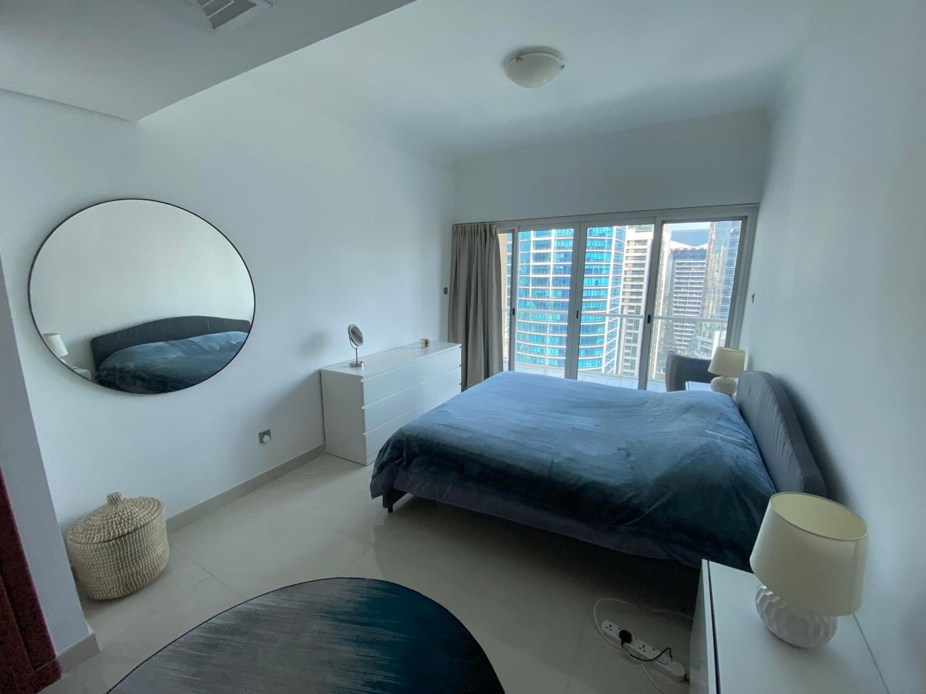 One bedroom apartment with pool & gym near Marina