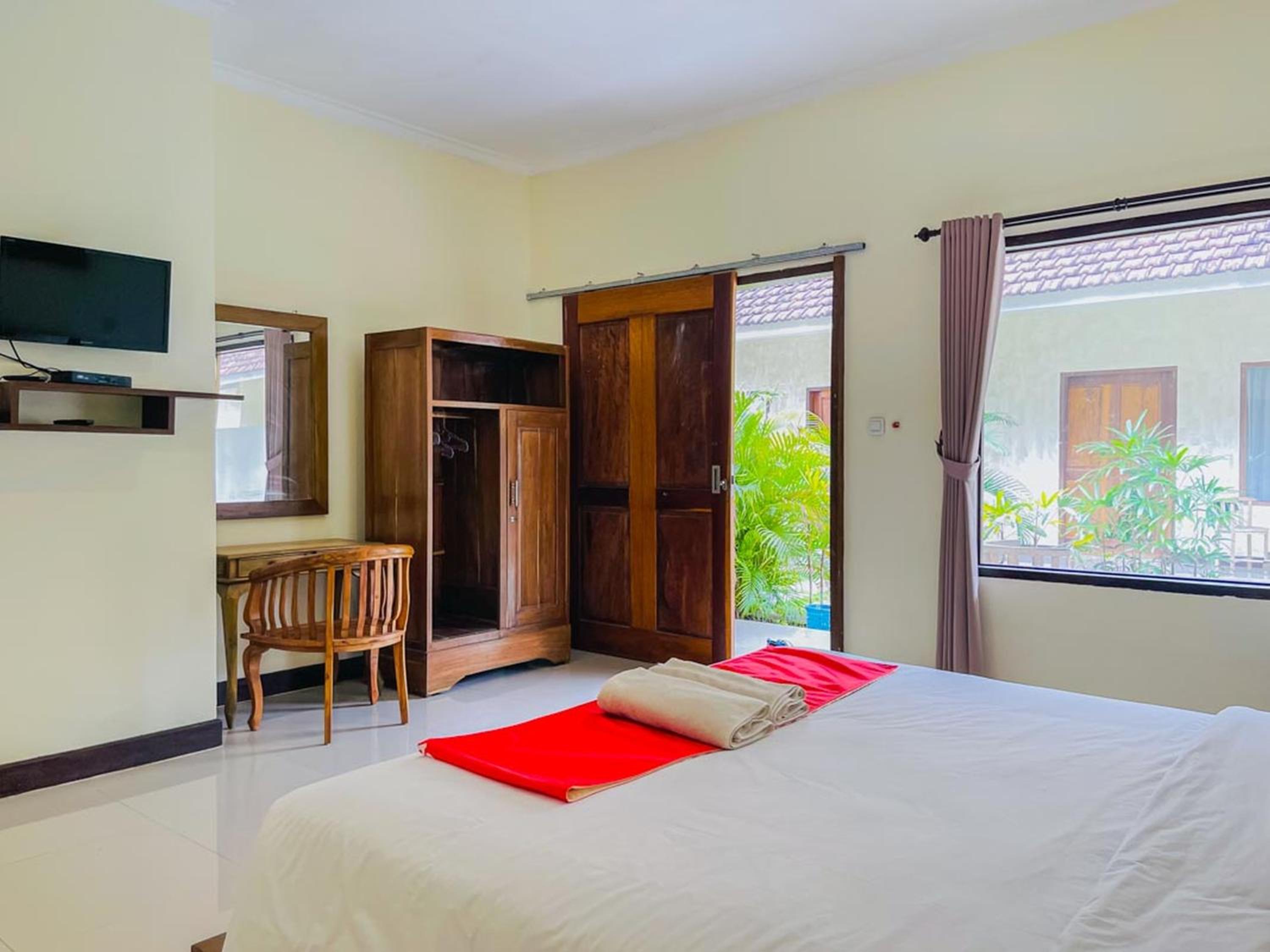 RedDoorz Near Pantai Selong Belanak view 4