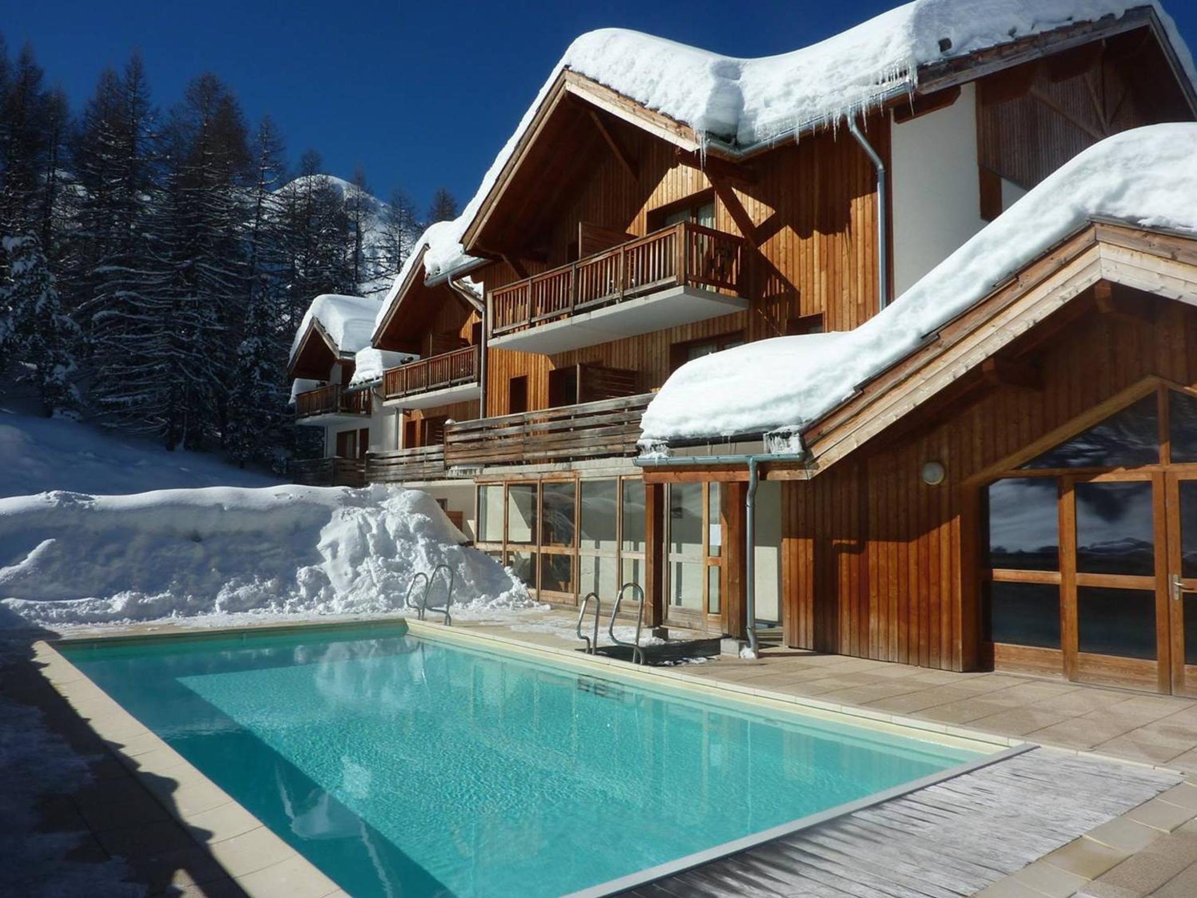 Chalet Mitoyen aux Orres 1800 - Piscine, Sauna, Hammam, 6 Couchages, Draps Inclus - FR-1-322-108 - Image 3