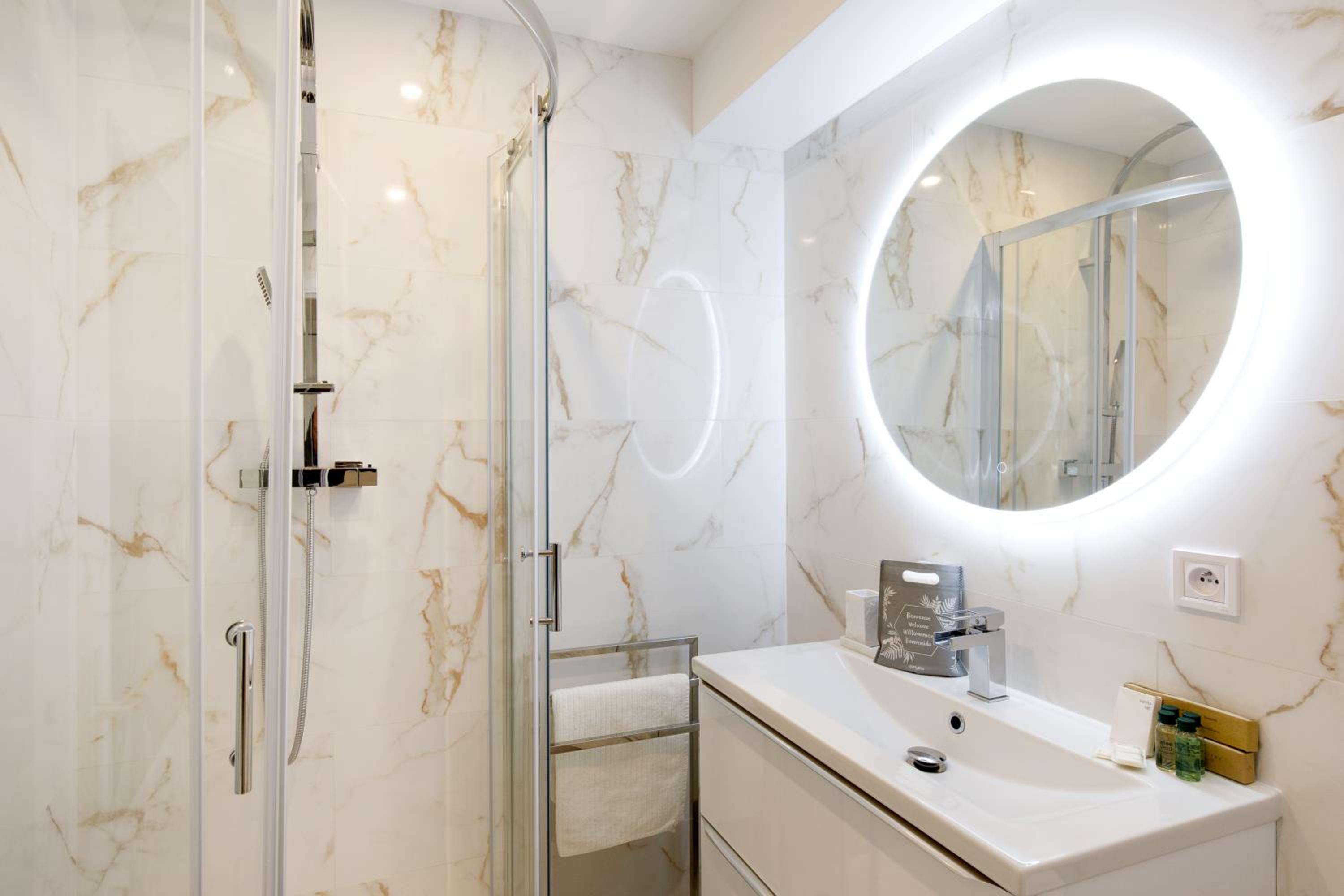 Elegant one room of golden square photo 3