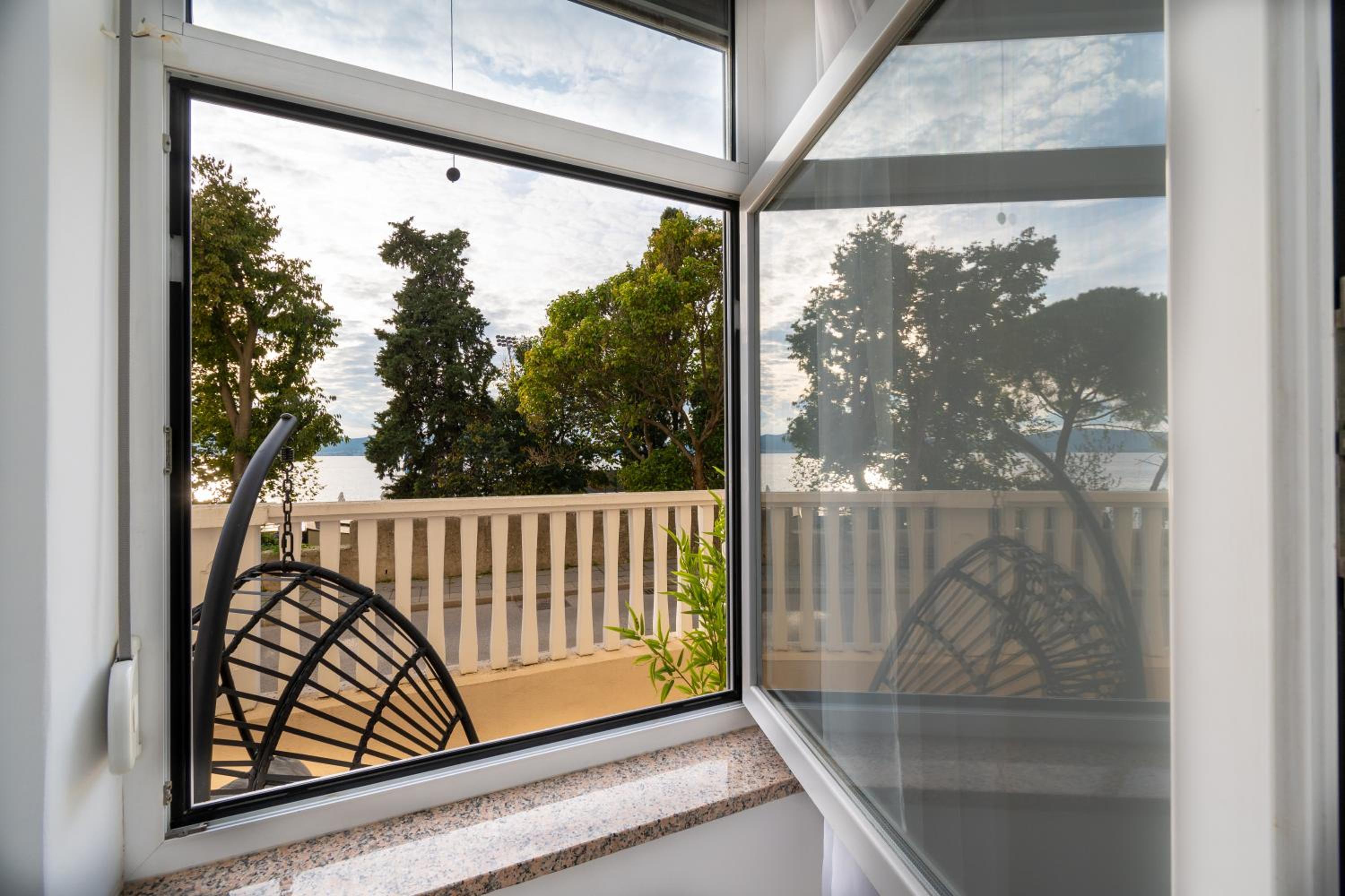 Apartments Palace Kolovare view 3