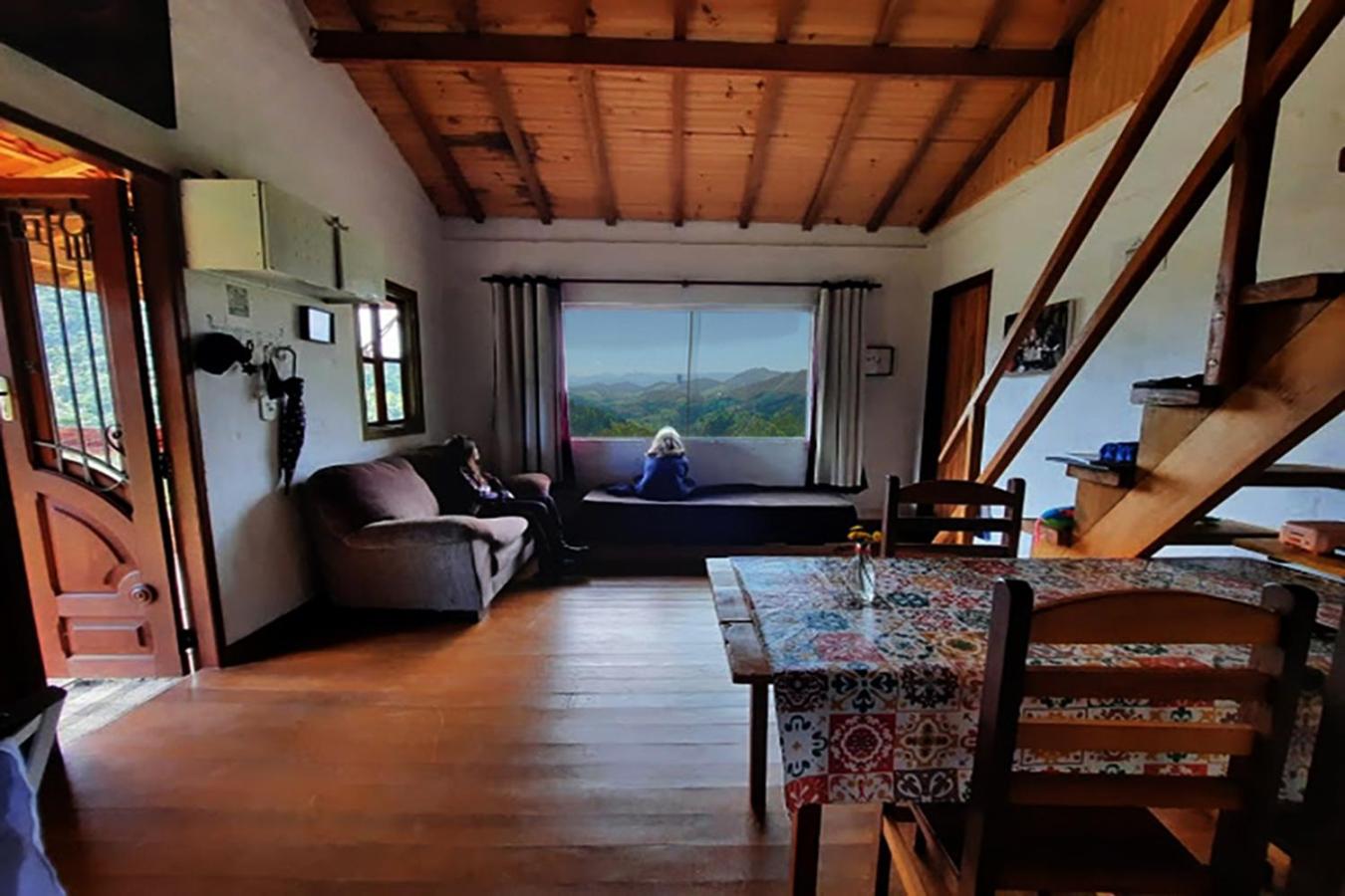 Casa ecológica na montanha com vista para o vale