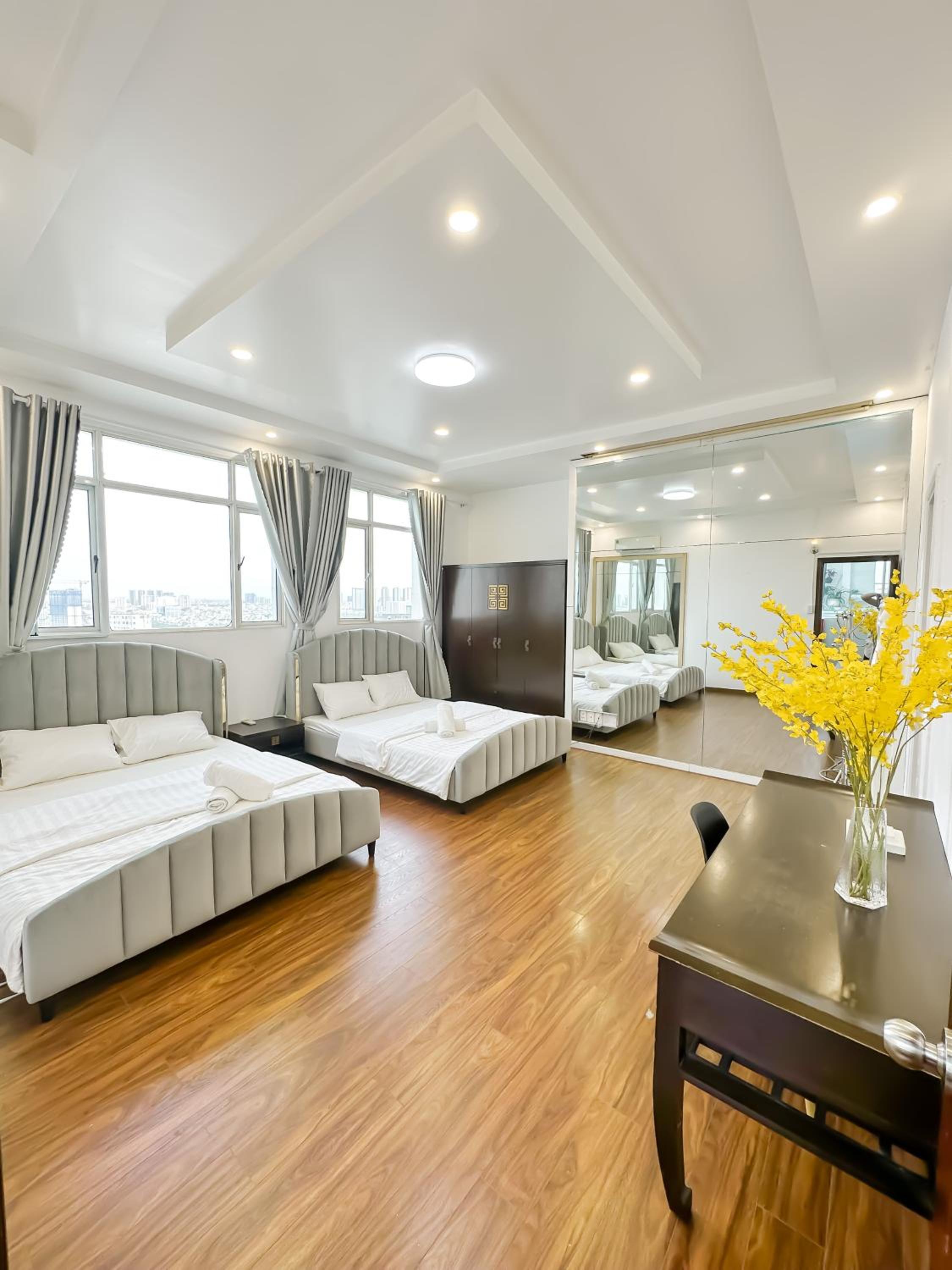White Penthouse - Rooftop Pool Private - Central City