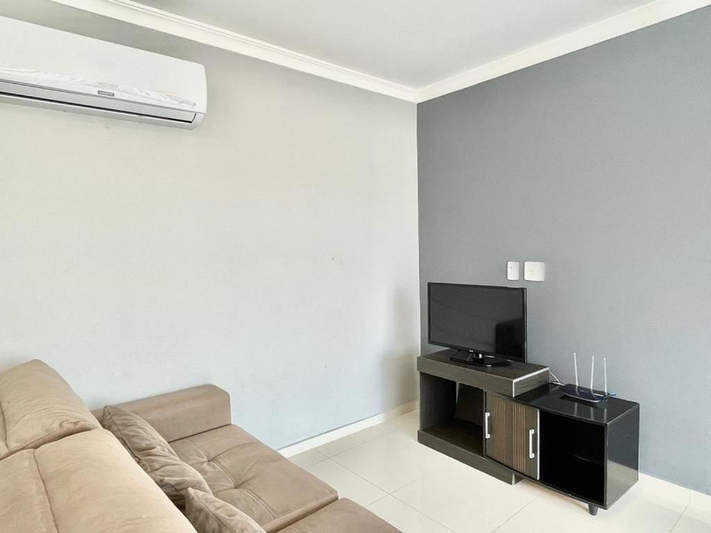 051 - Apartamento bem decorado de 02 quartos na praia de Bombinhas no Litoral de SC