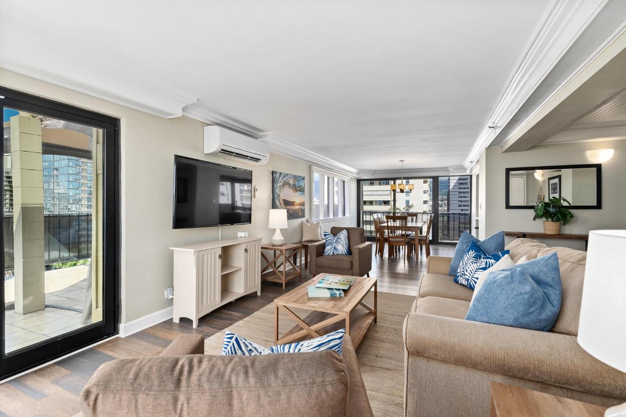 Expansive Lanai w/ Panoramic Views - Walk to Waikiki Beach