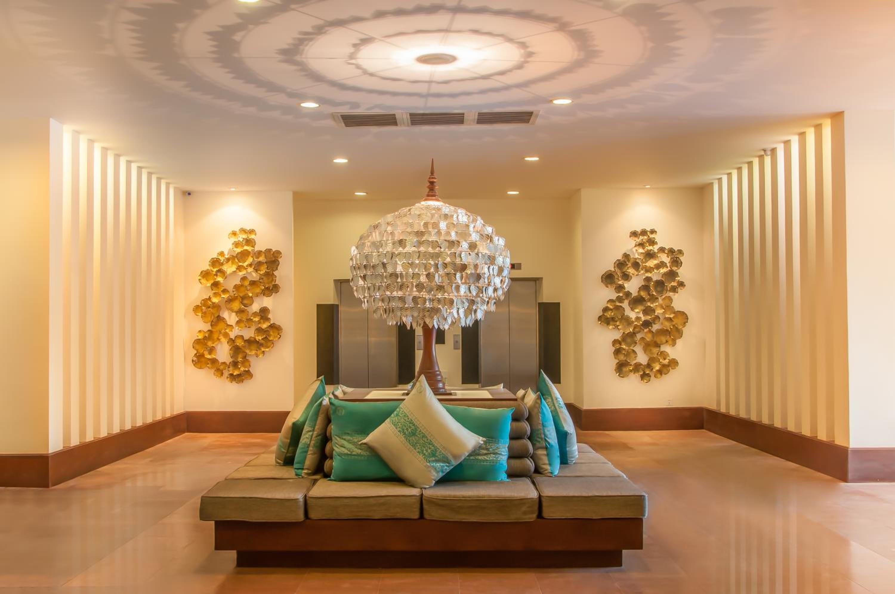 Lobby & Reception