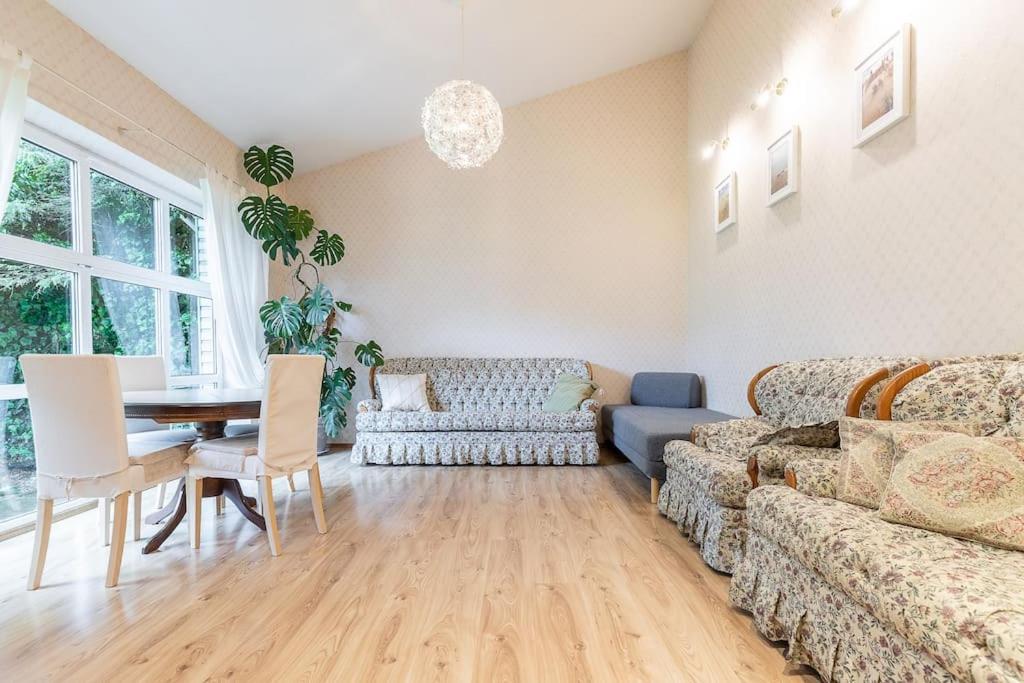 New House, Private Garden & Parking City Center