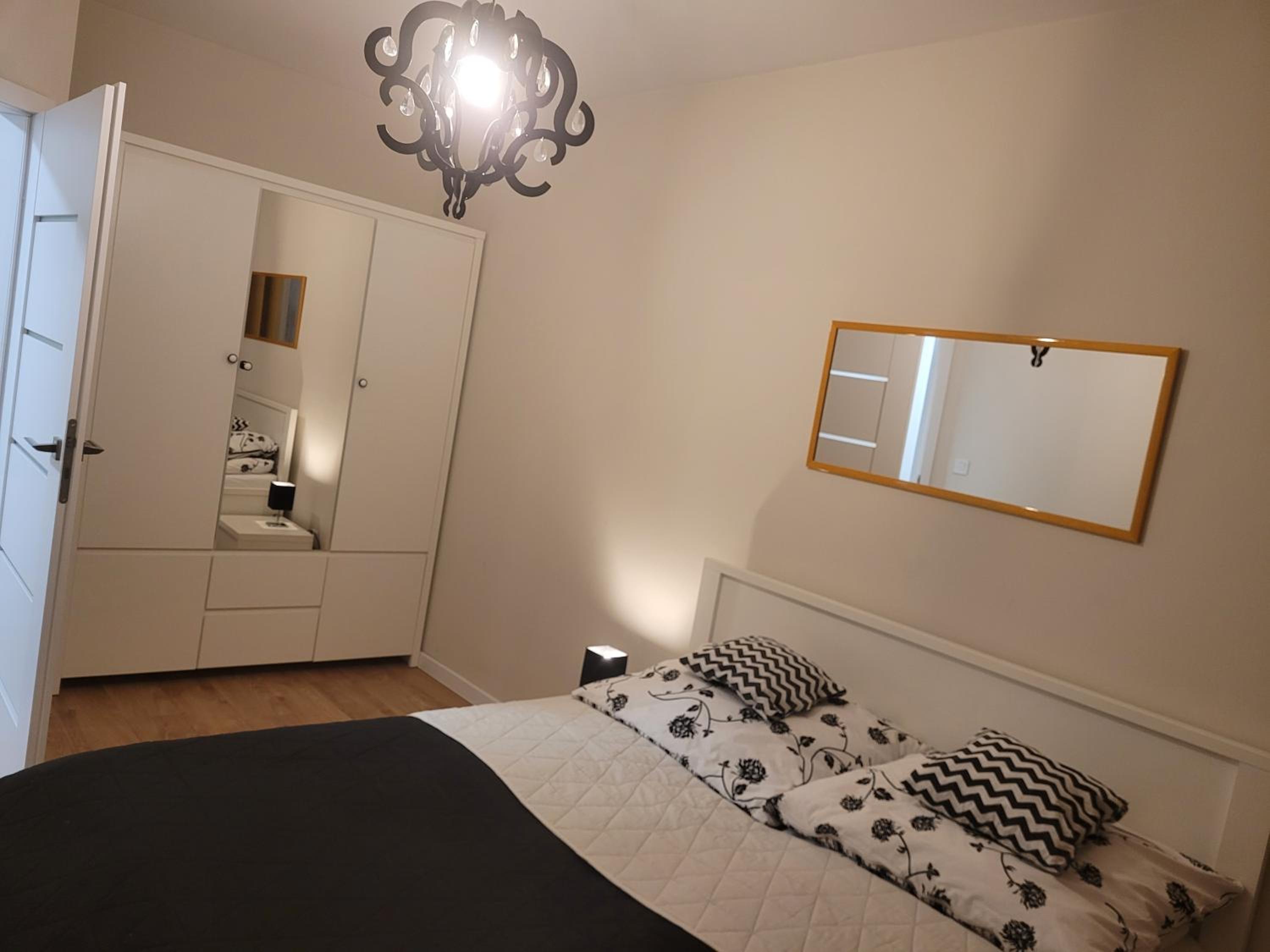 APARTAMENT-SADOWA