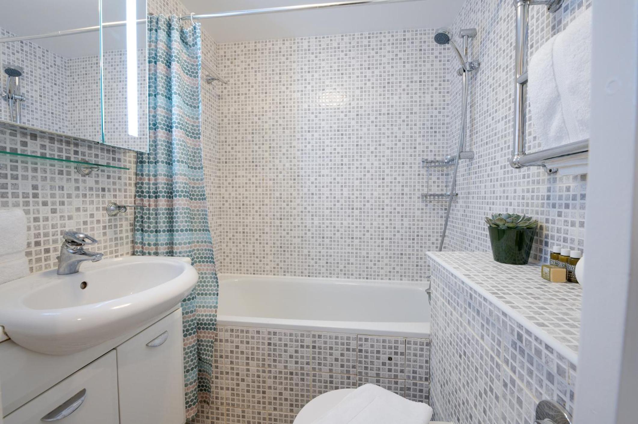 CAPITAL Apartment 4 Chelsea Cloisters