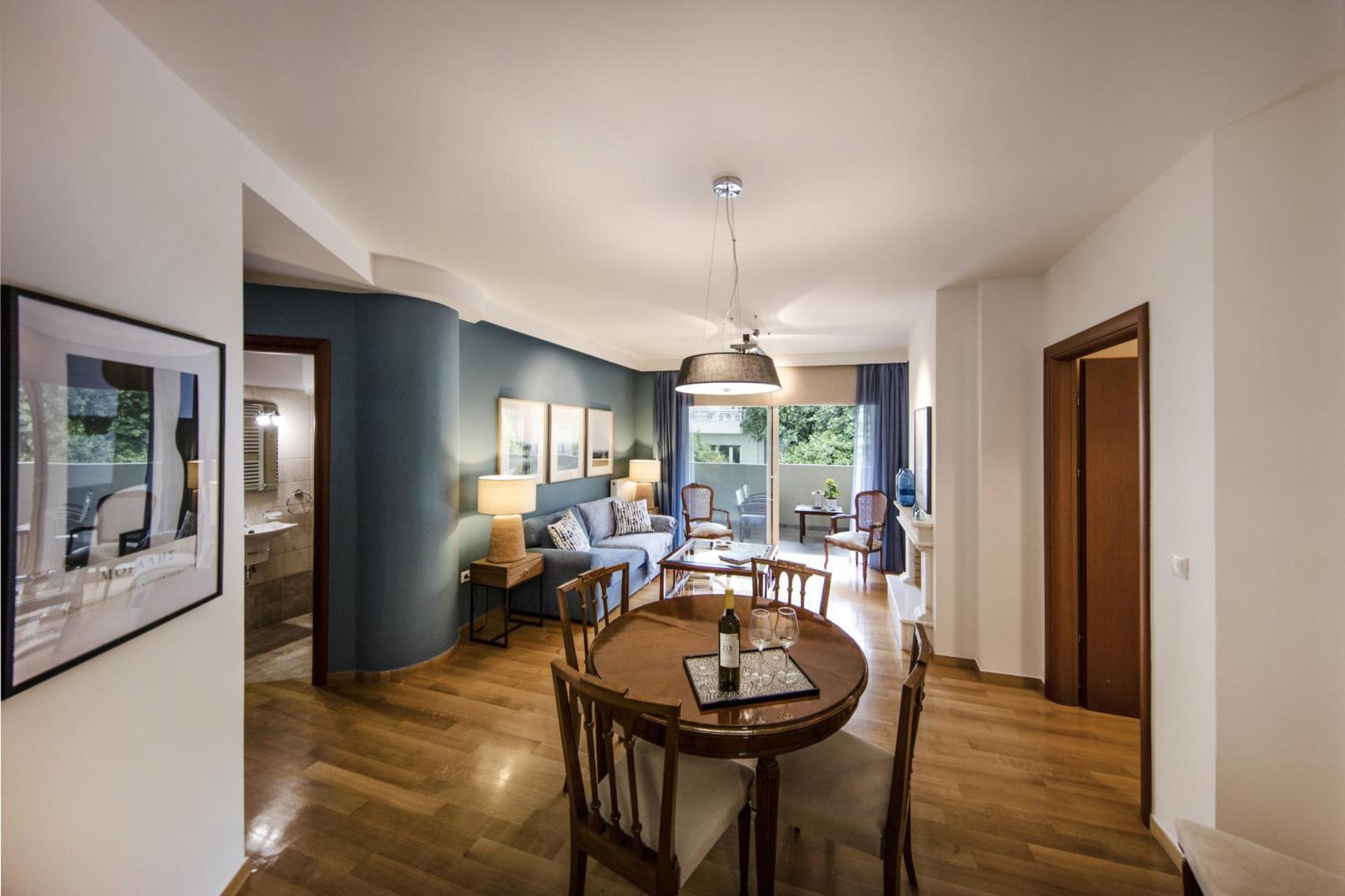 2 bedroom flat next to Acropolis