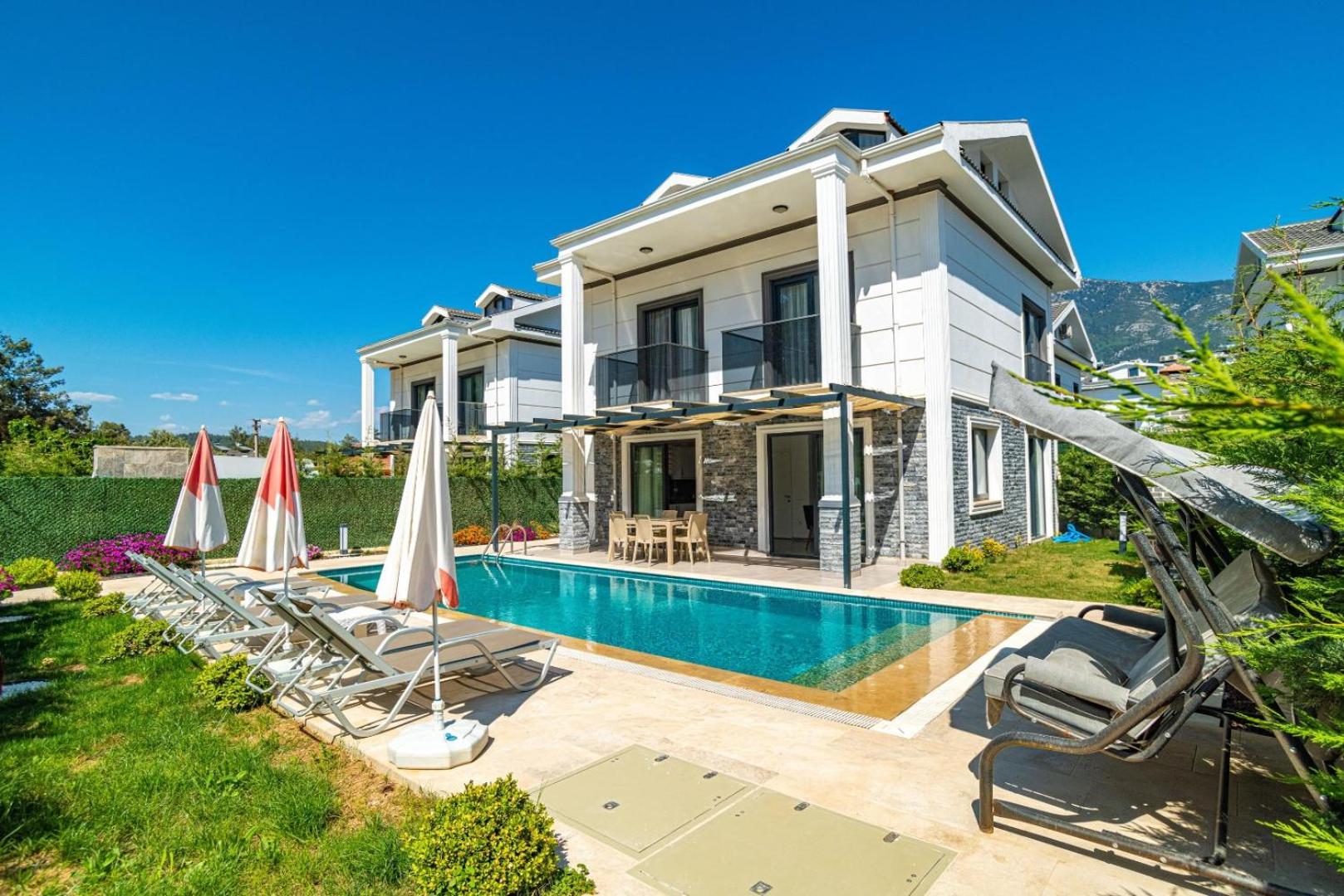 Hisarönü'de 4 Yatak Odalı Villa-Villa Bahama