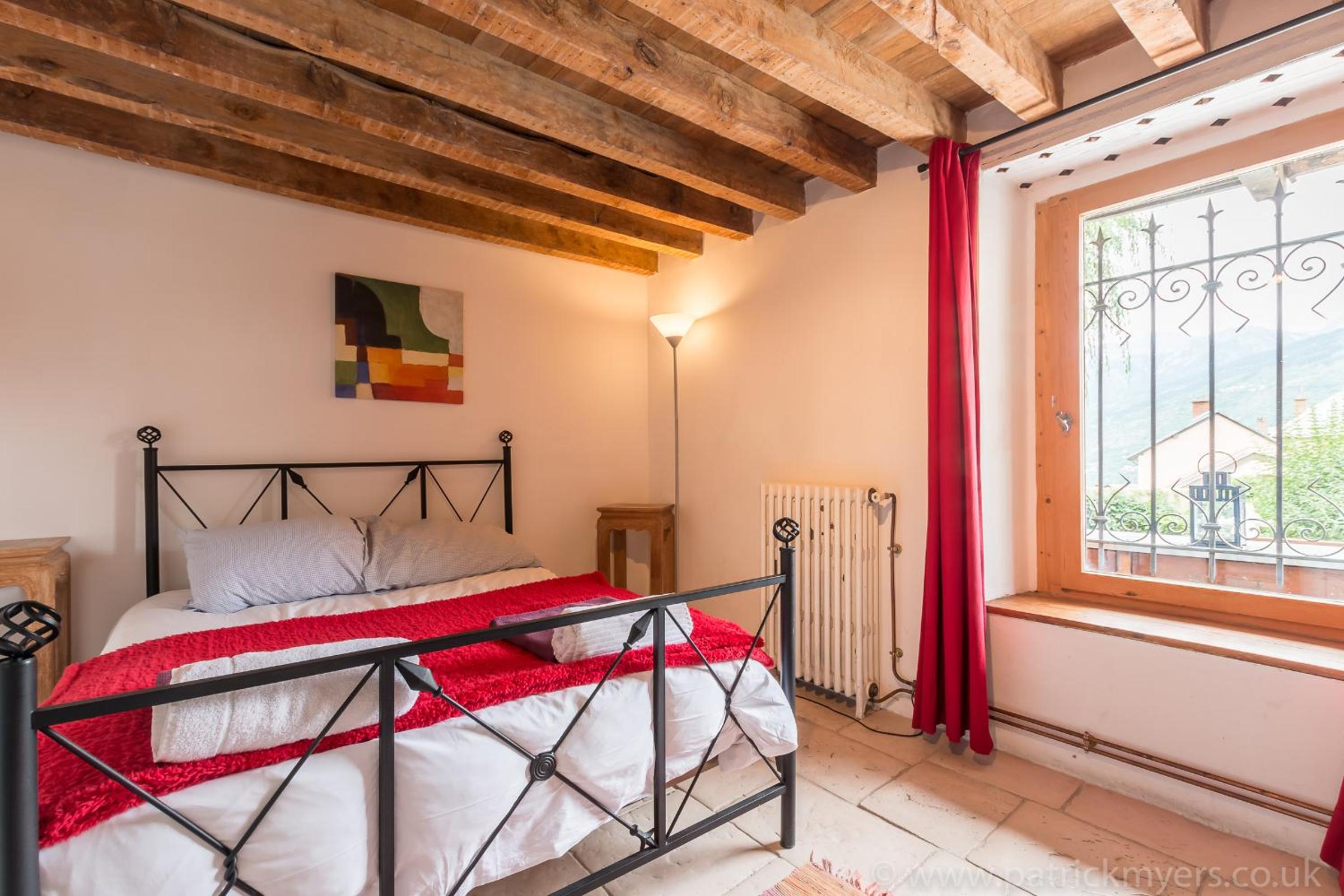 Luxury Chalet with outdoor Hot Tub, Sauna, Gardens & Mountain Views!