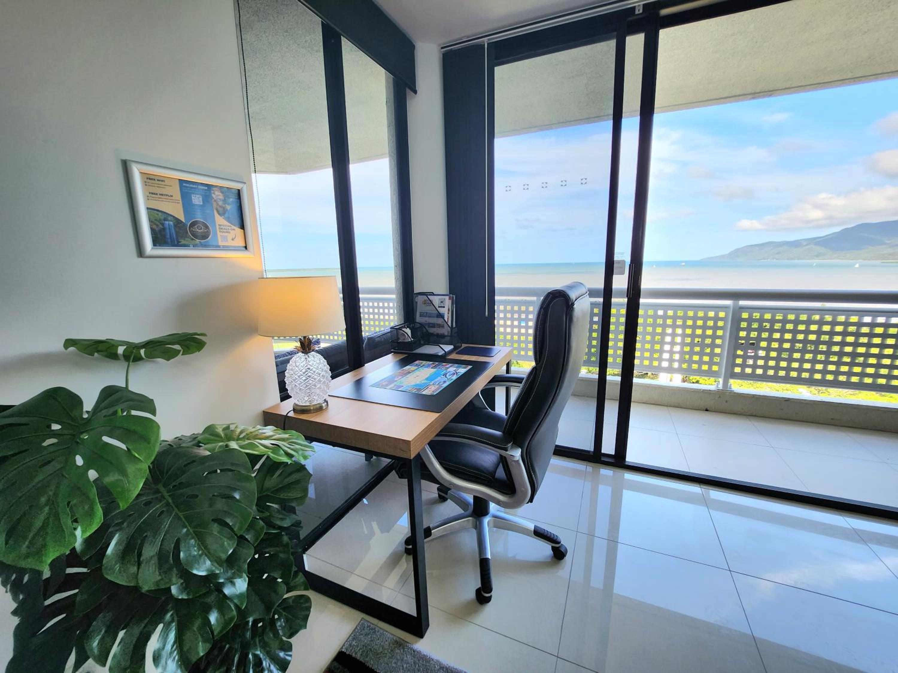 Cairns Luxury Seaview Apartment