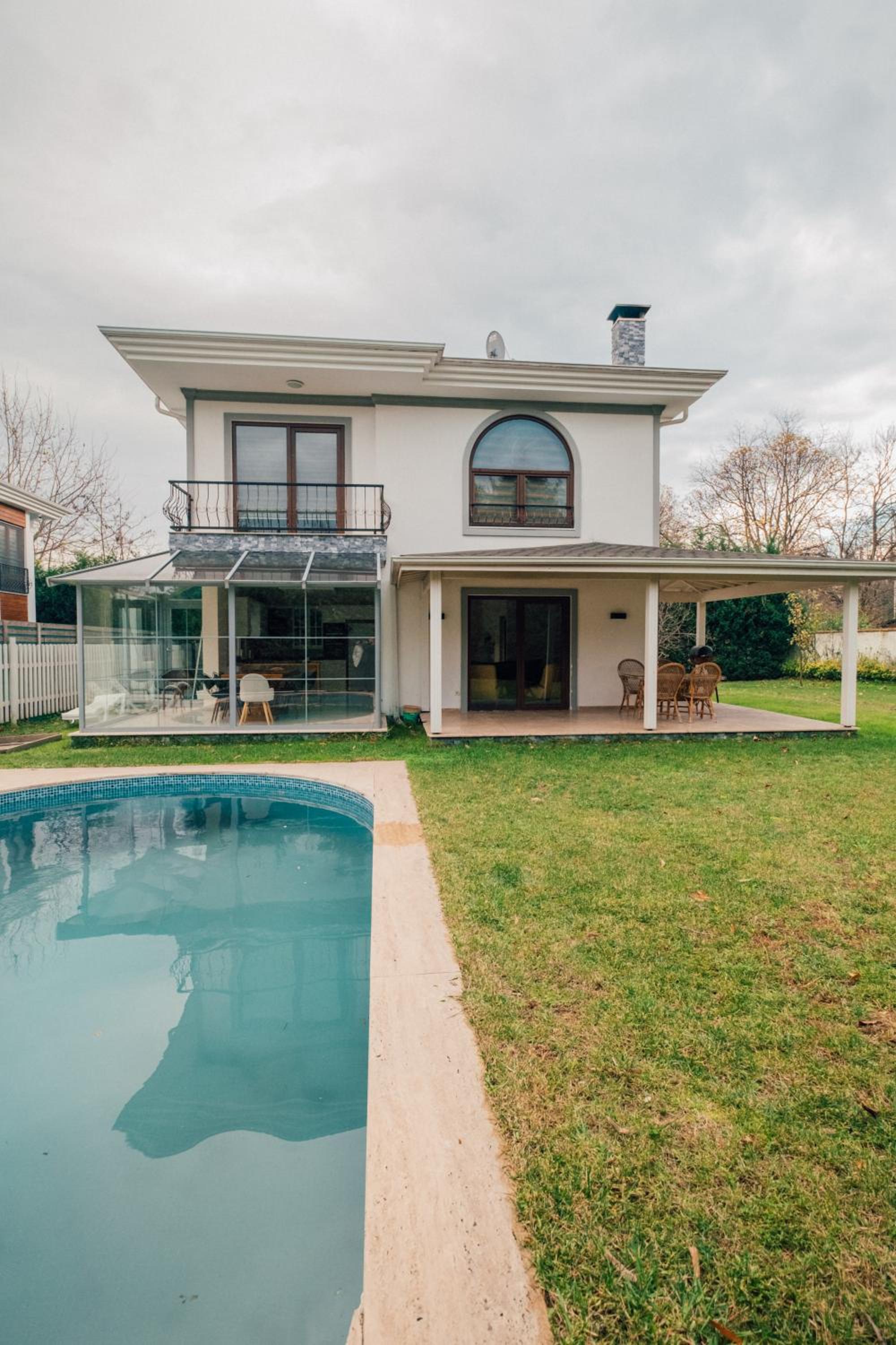 Sleek Villa in Sapanca with Pool and Winter Garden
