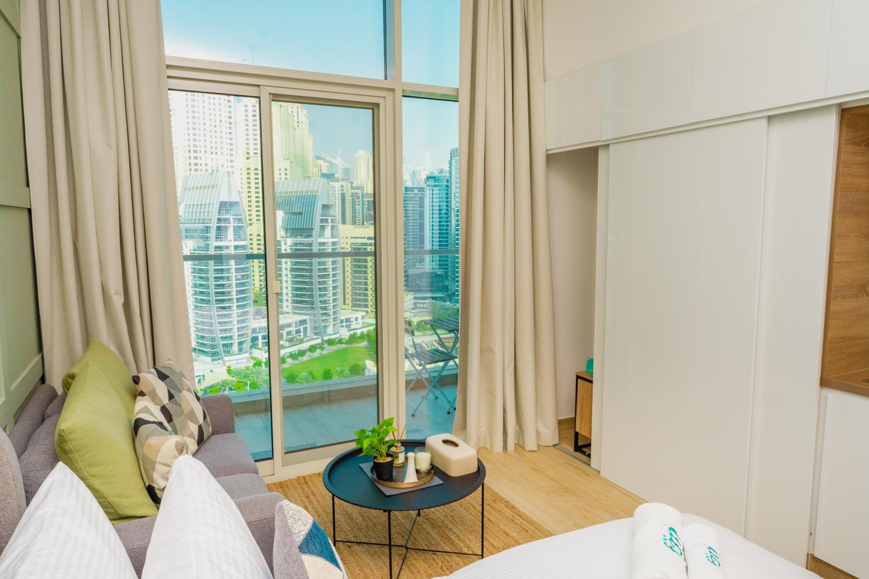 FAM Living - Marina Marvel - Studio Apartment with Breathtaking Views in Studio One Tower