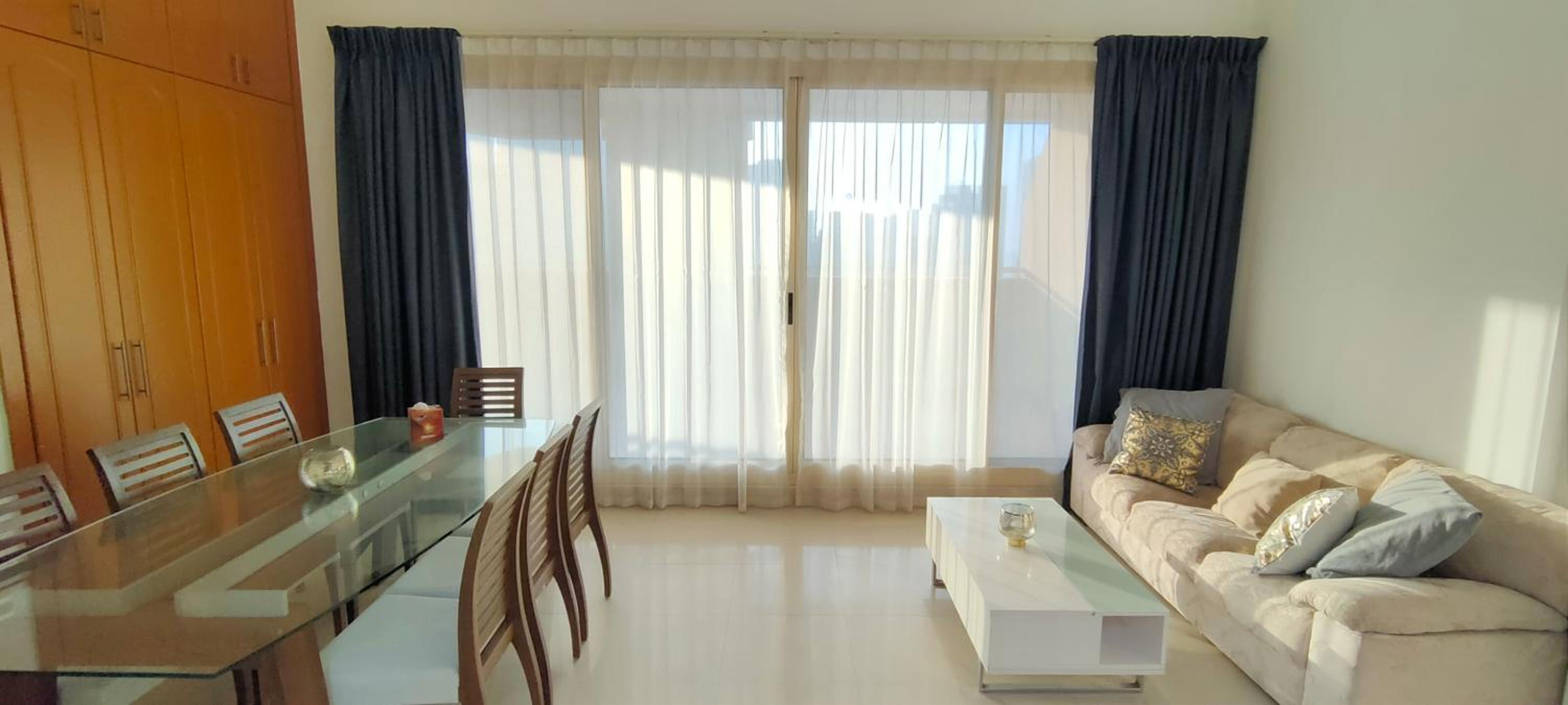 2 BR apartment with a beautiful view of the Marina minimum 5 night