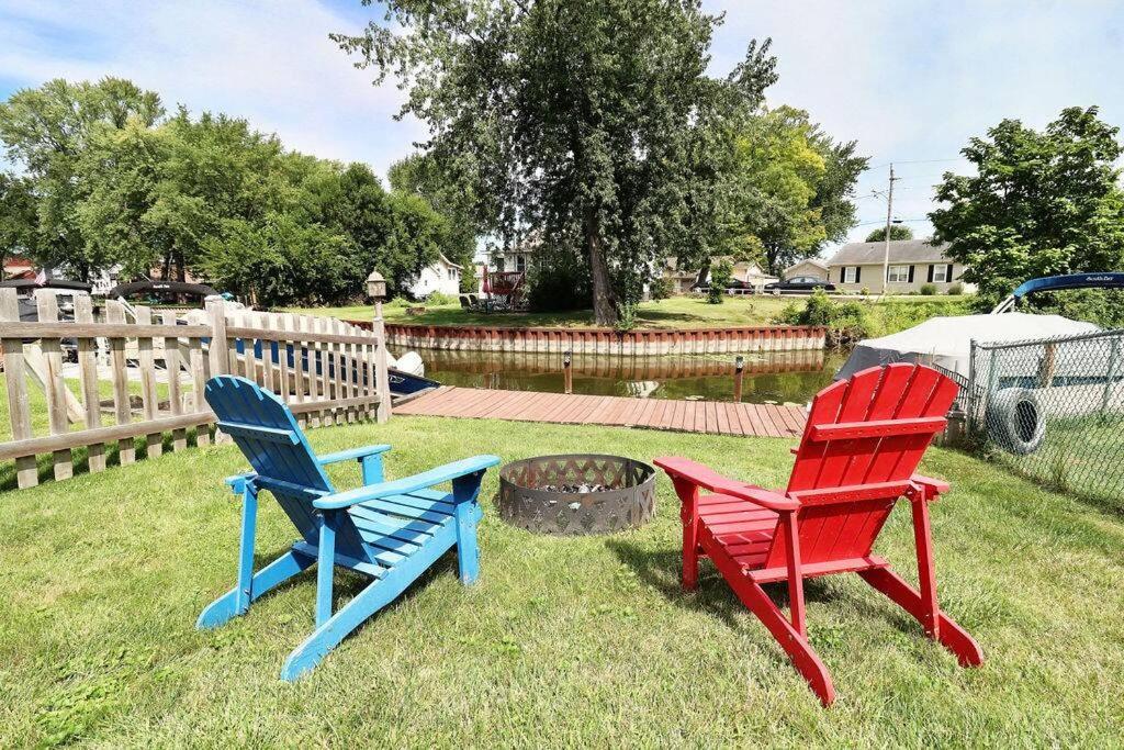 Chain O Lakes Nautical 4Bed 3Bath Waterfront with Bonus Room, Large Deck and Hot Tub