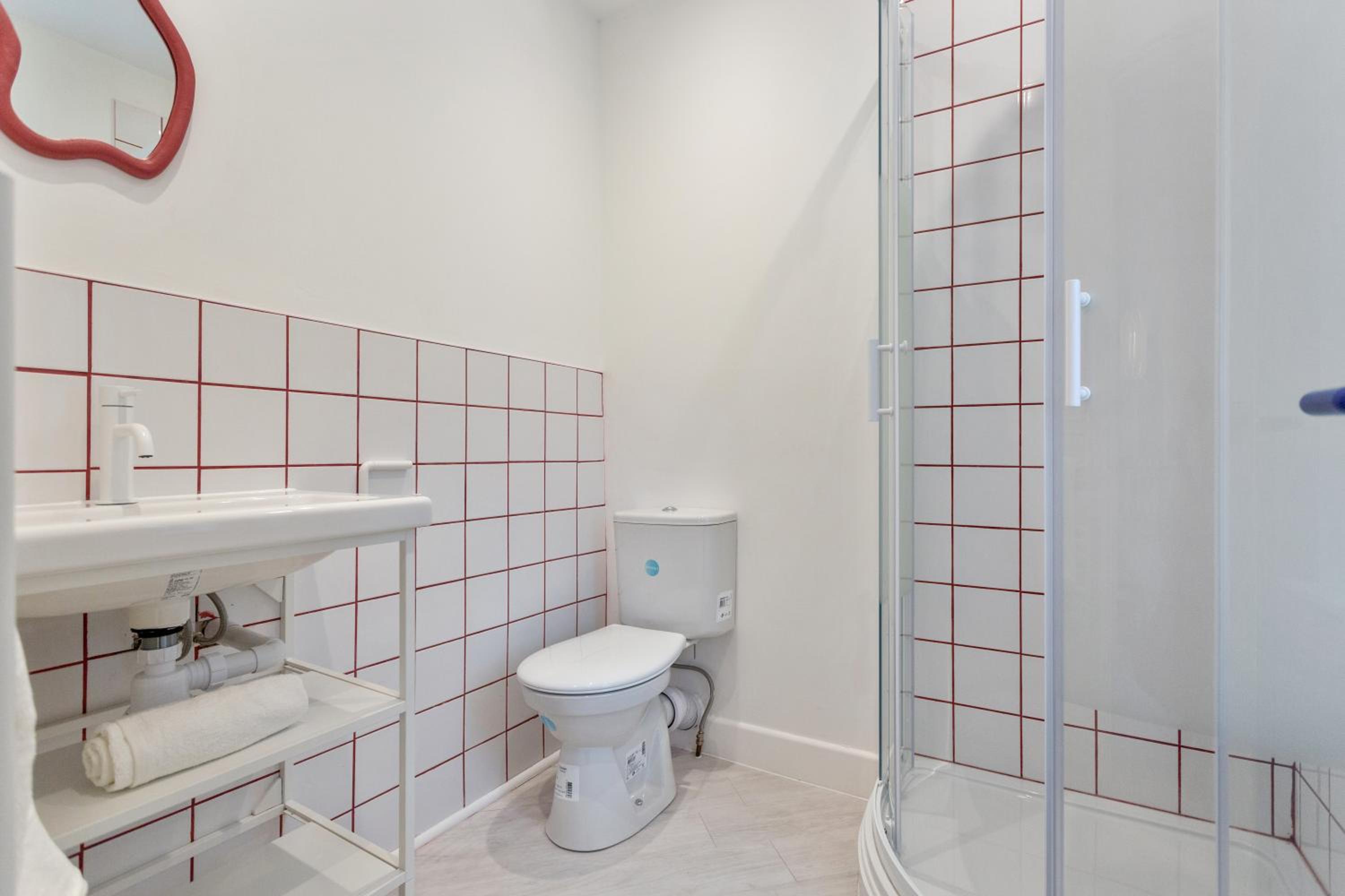 OnPoint - LARGE 3 Bedroom House With Parking!
