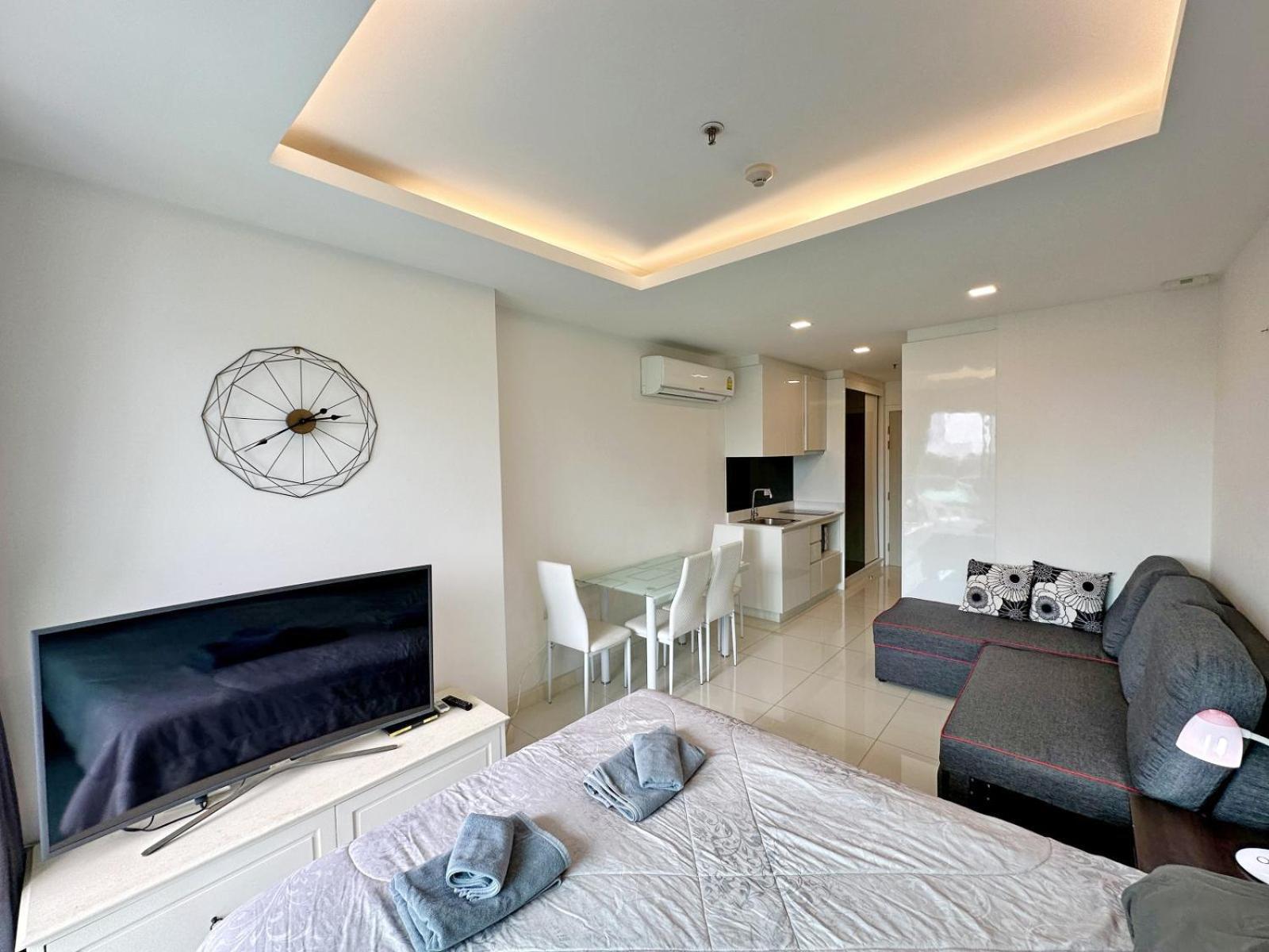 One Tower Pattaya Studio SeaView 13 view 2