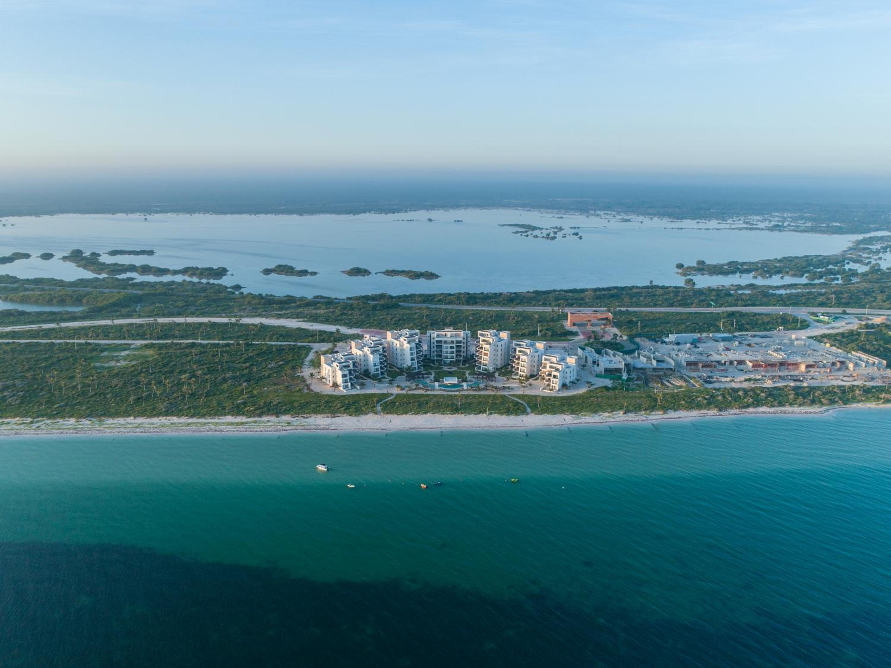 Playa, Selva, Cenotes, Ruinas, Marina todo a 5 km