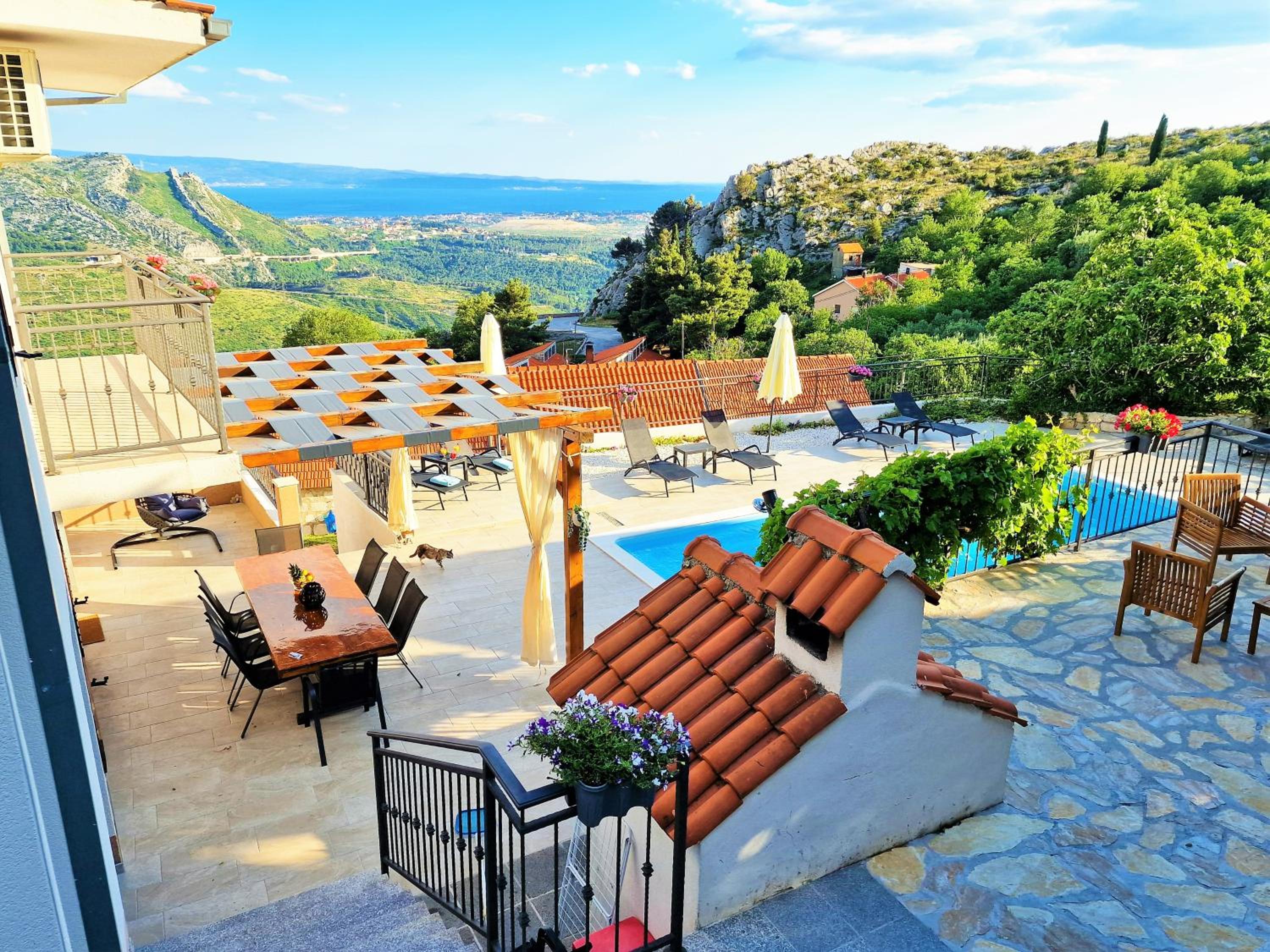 Holiday House Above with pool