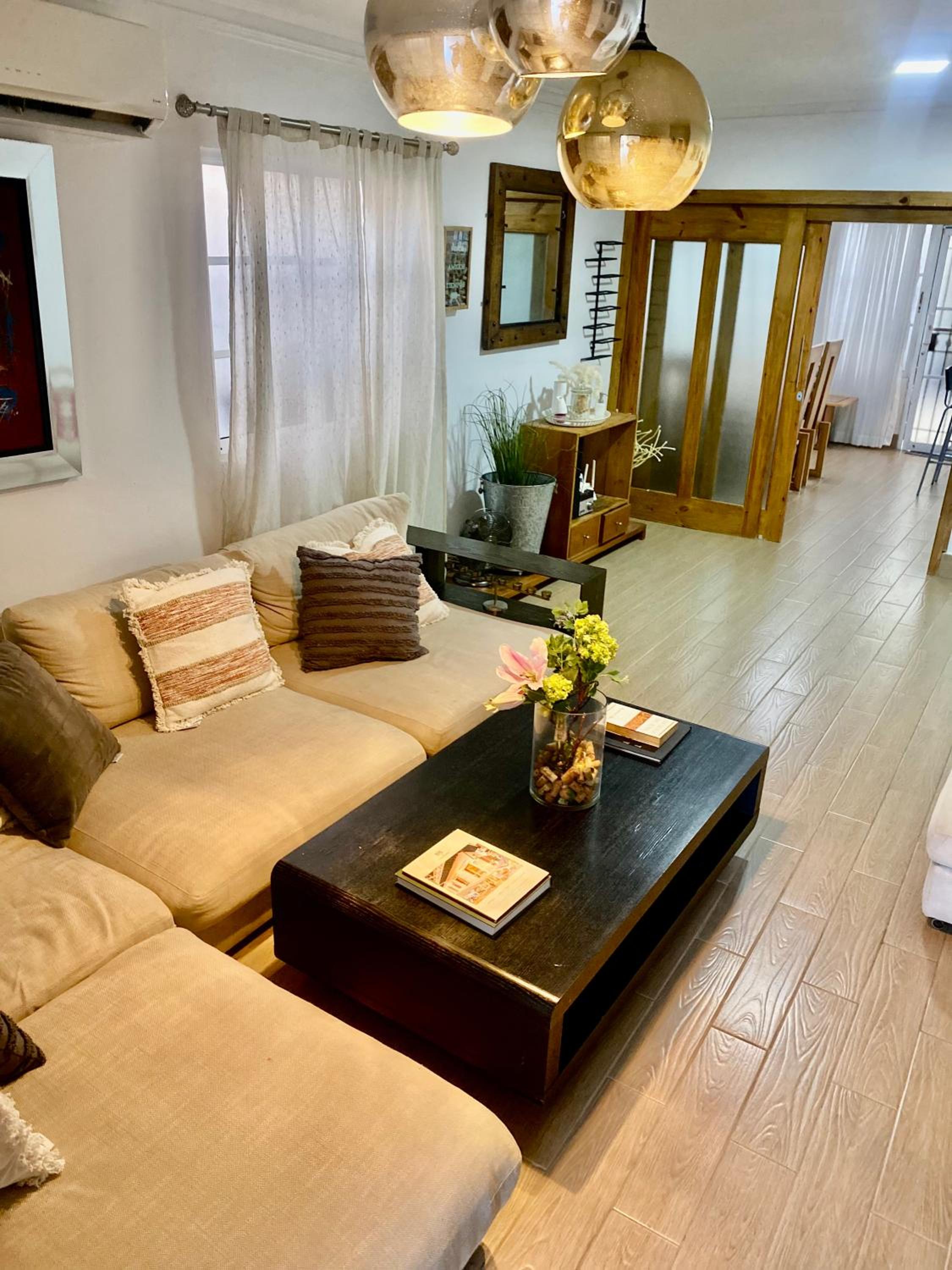Casa con Parqueo Privado, Patio y Jacuzzi. view 2