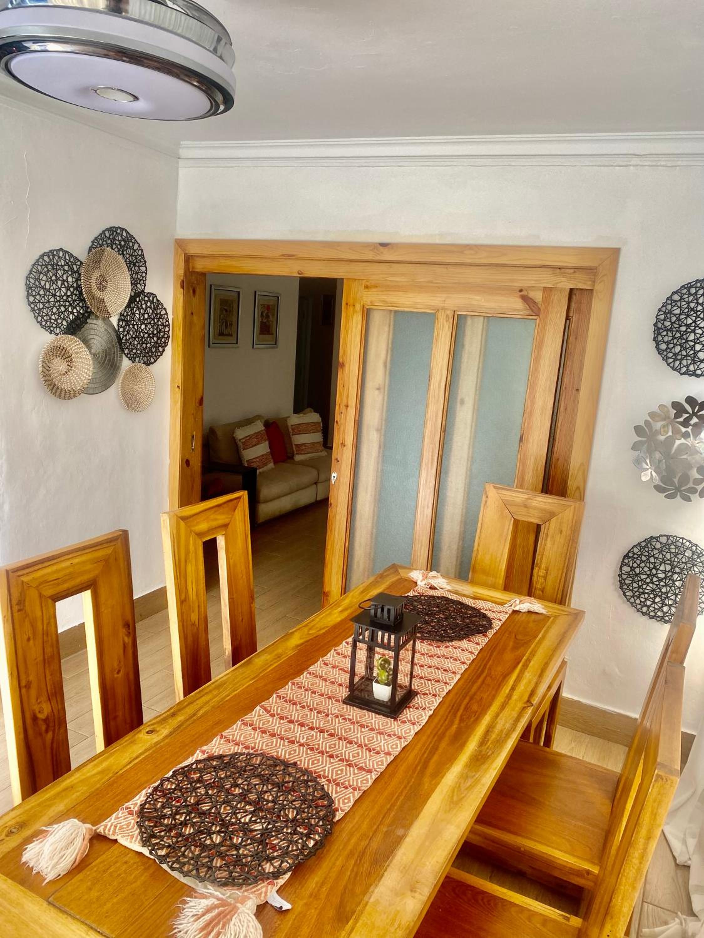 Casa con Parqueo Privado, Patio y Jacuzzi. view 3