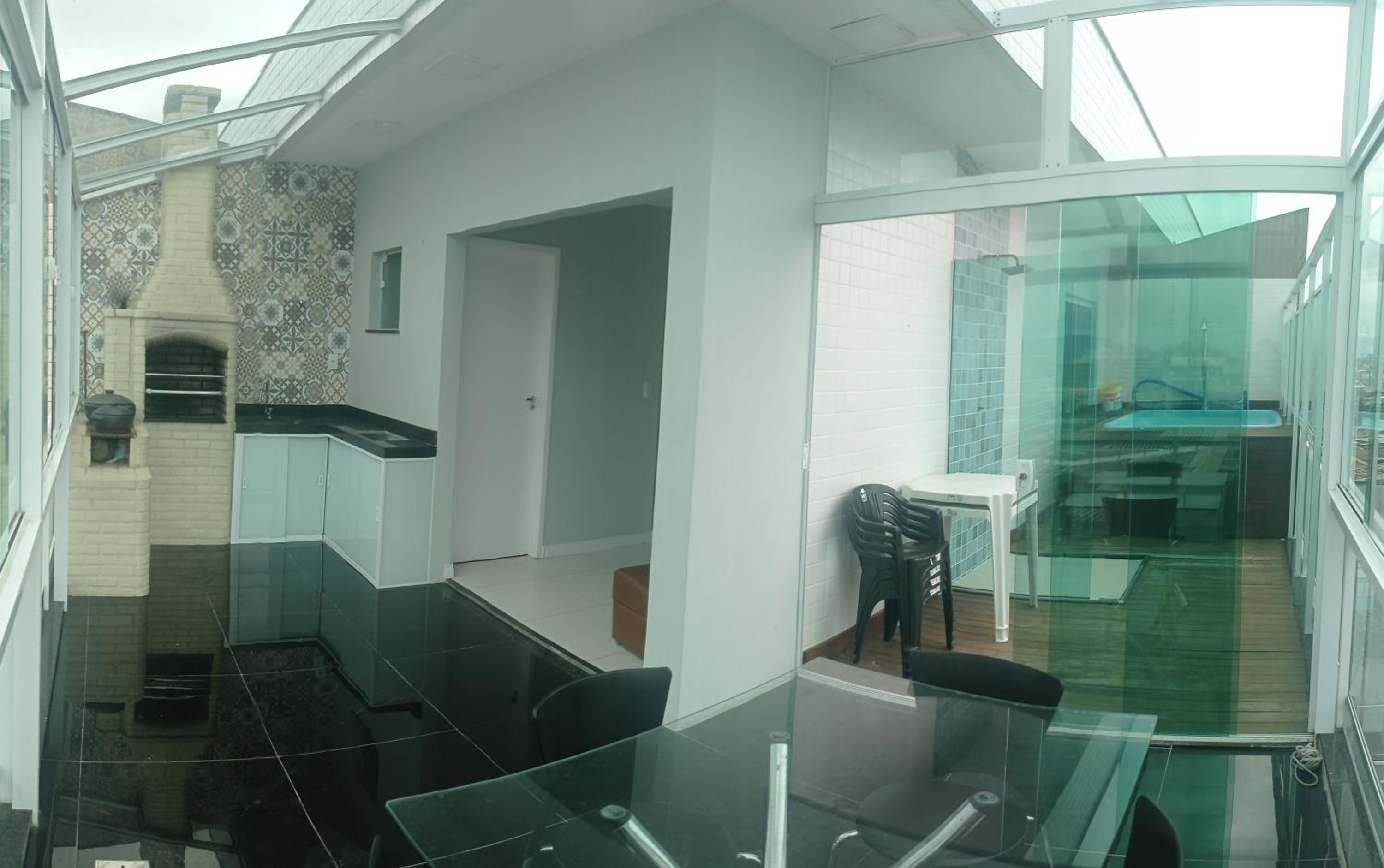 Cobertura duplex, com duas suítes e piscina