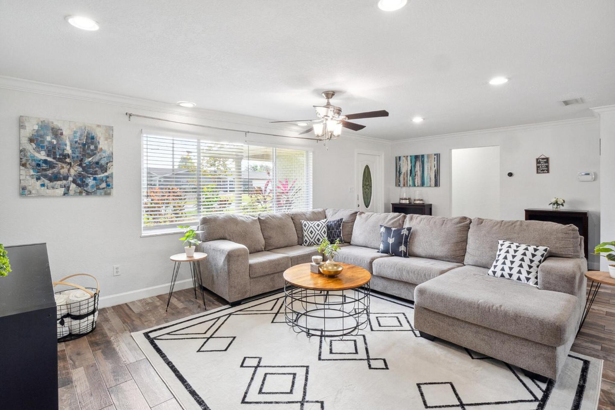 Spacious 3 Bedroom House 15 mins from Clearwater Beach!