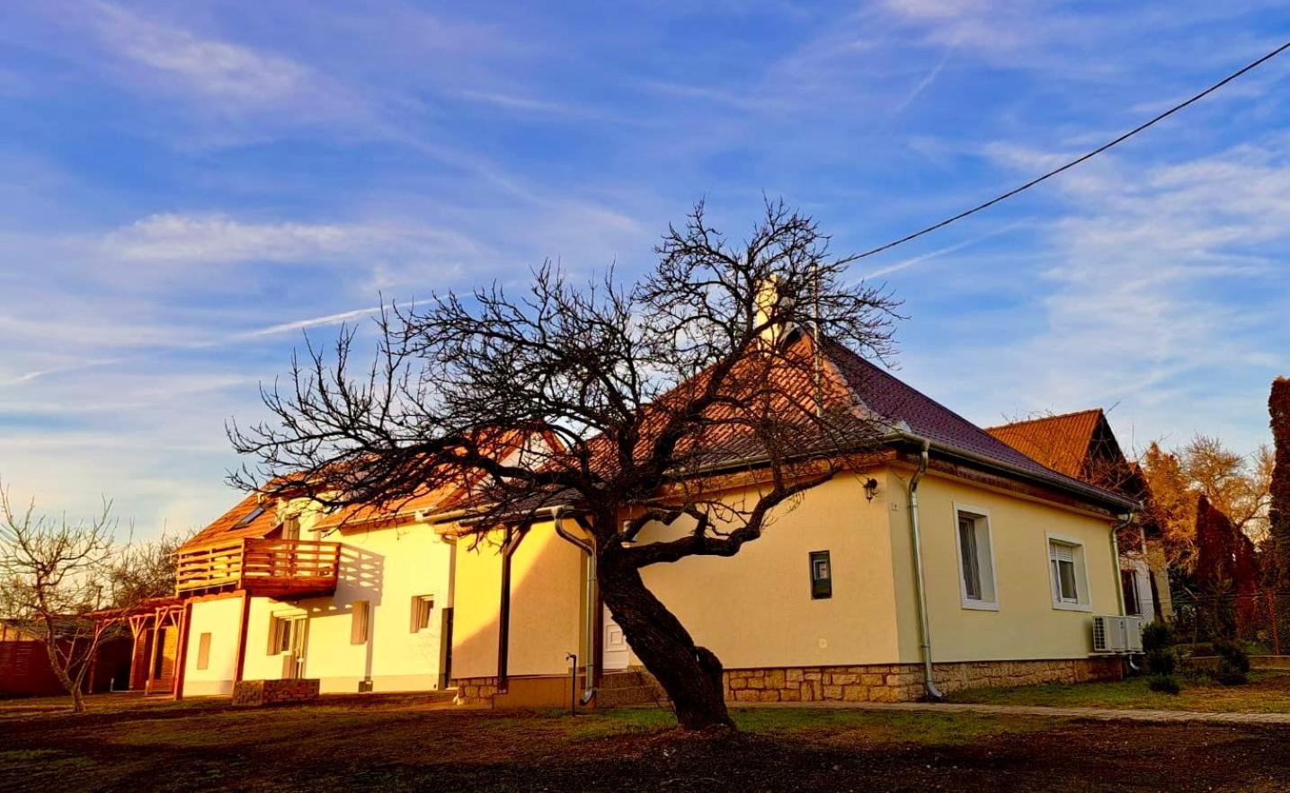 Amande House & Cottage