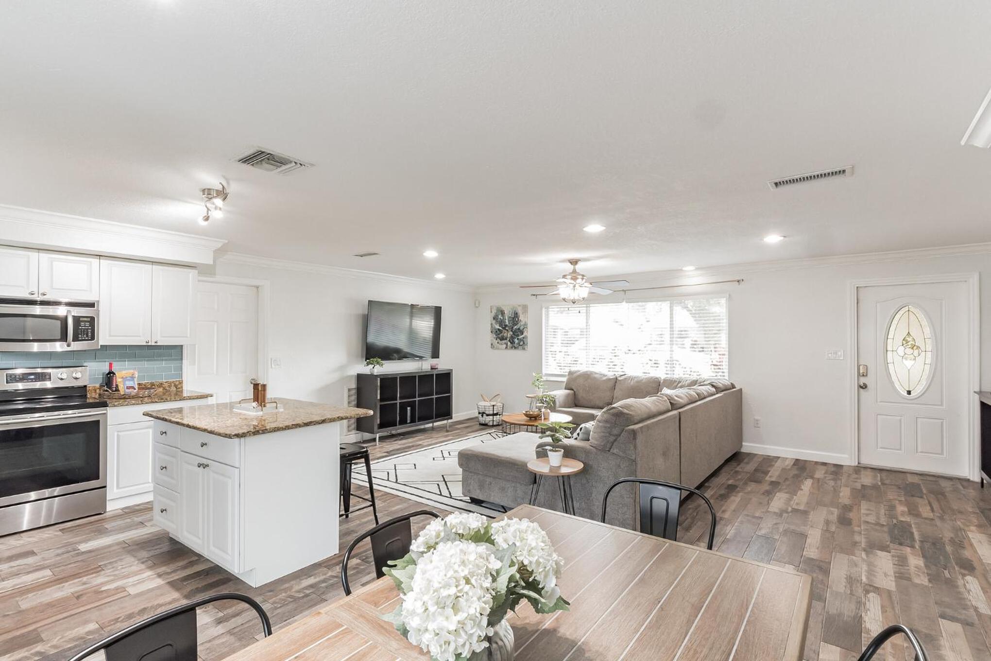 Spacious 3 Bedroom House 15 mins from Clearwater Beach!