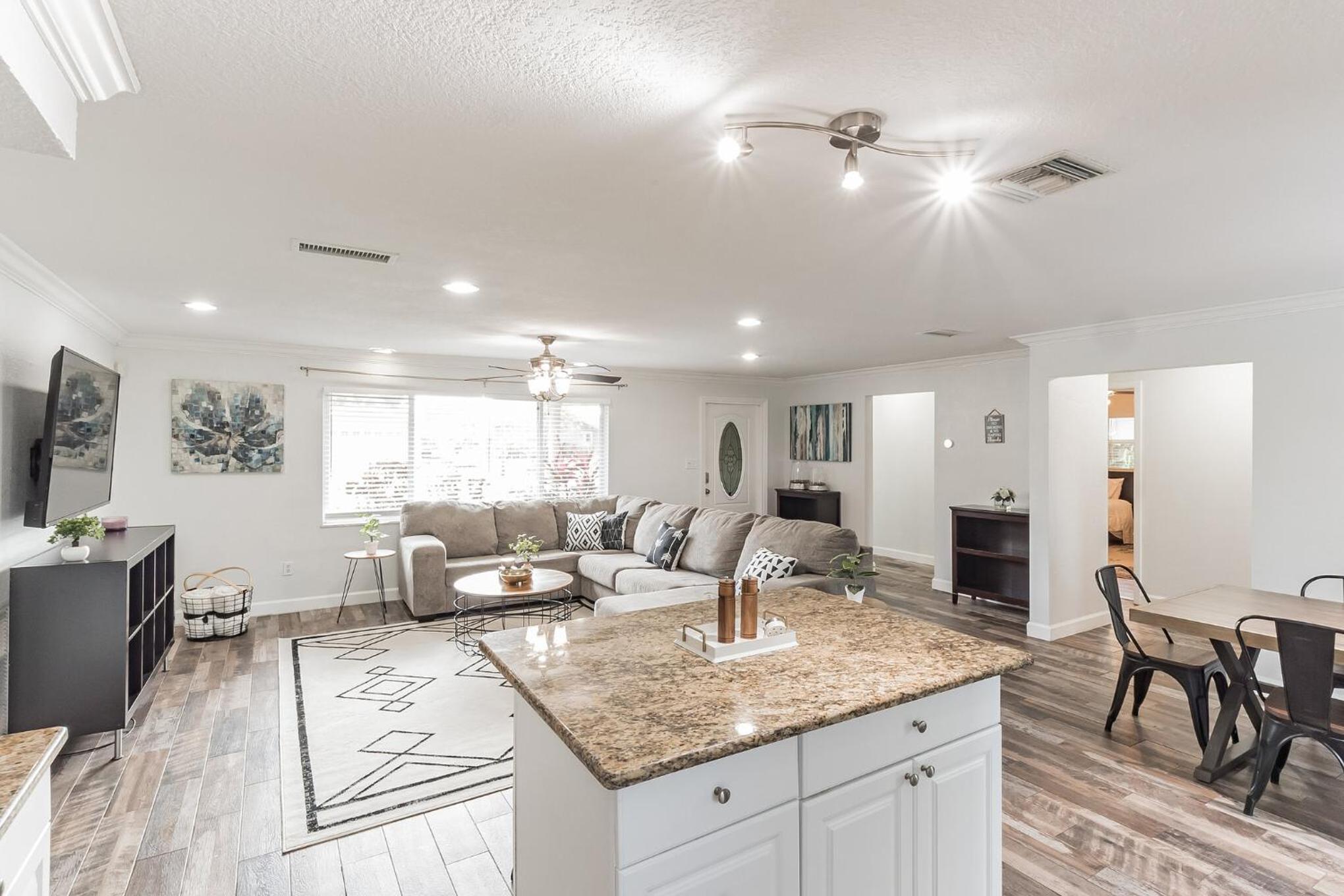 Spacious 3 Bedroom House 15 mins from Clearwater Beach!