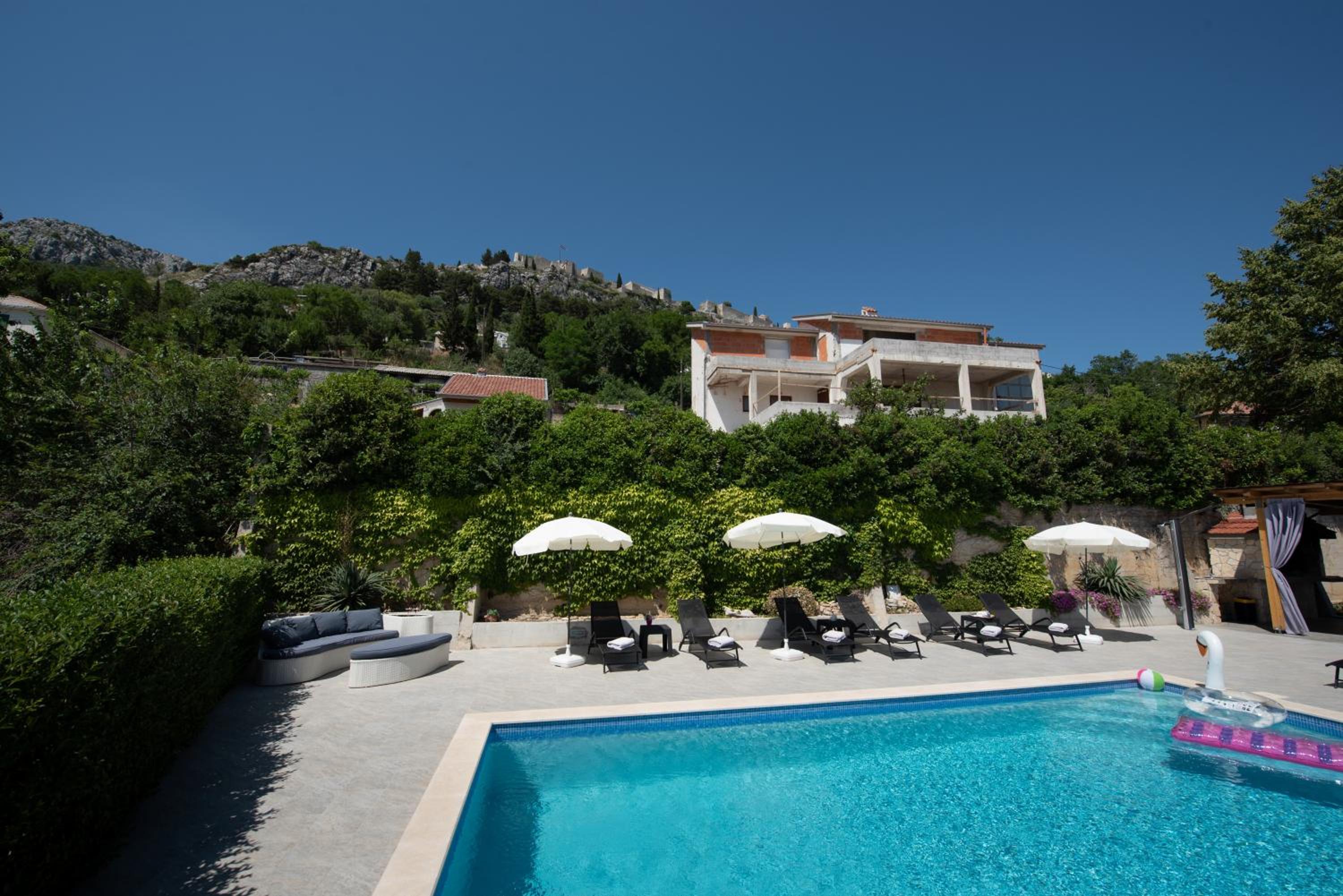 Holiday House App Grace with pool and view in Klis view 3