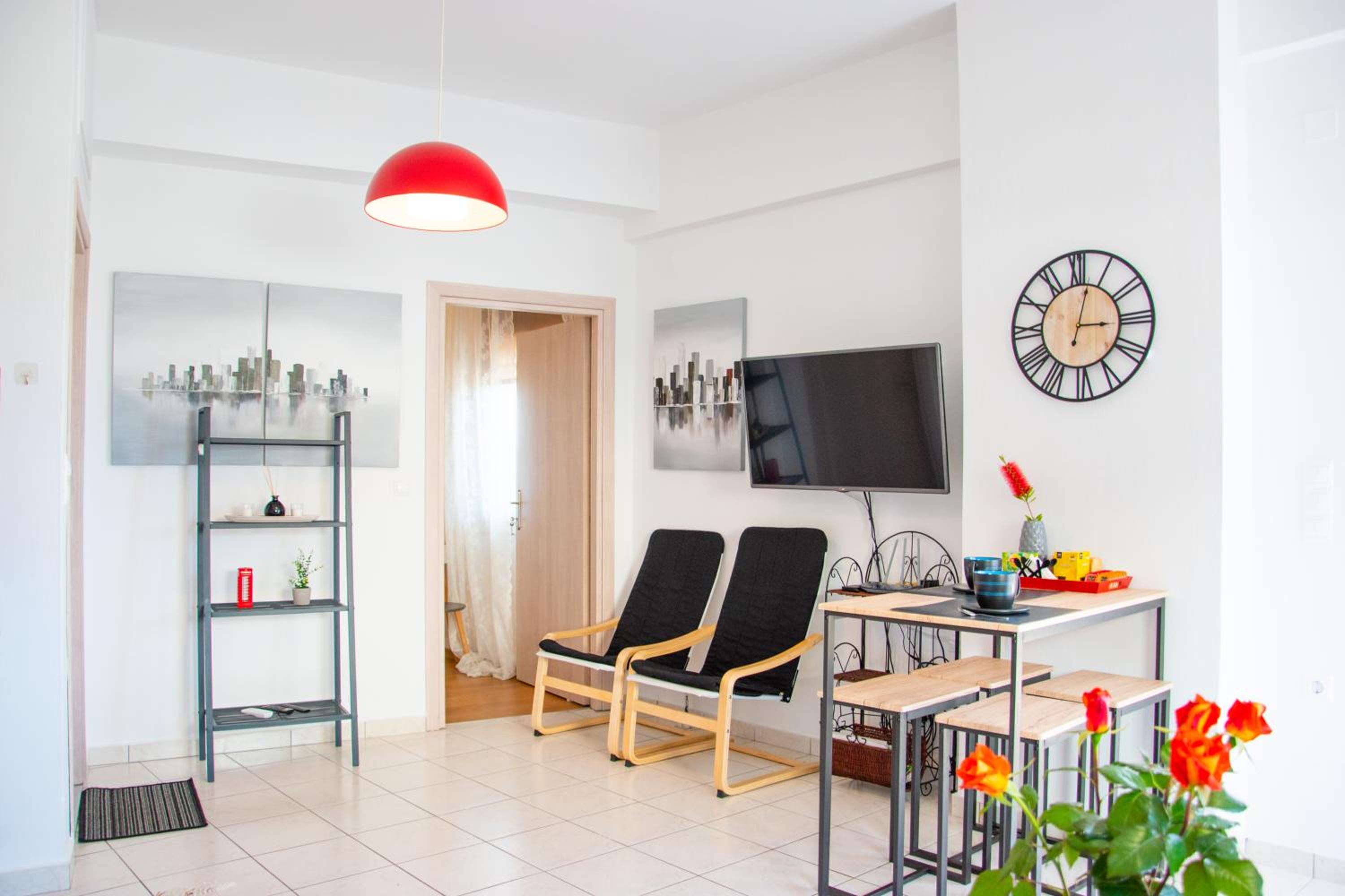 Beautiful, Brand New Apartment with Courtyard.