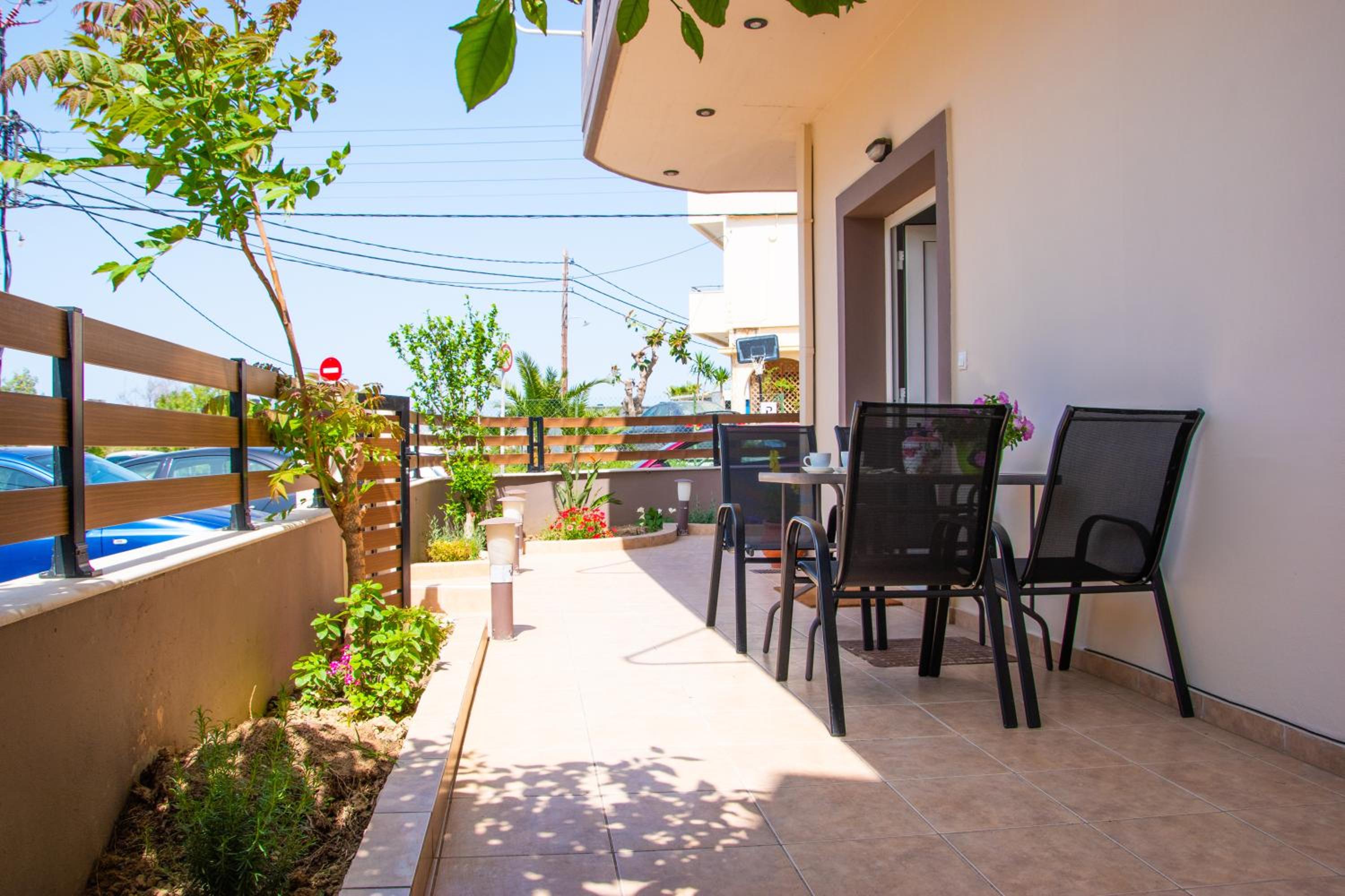 Beautiful, Brand New Apartment with Courtyard.