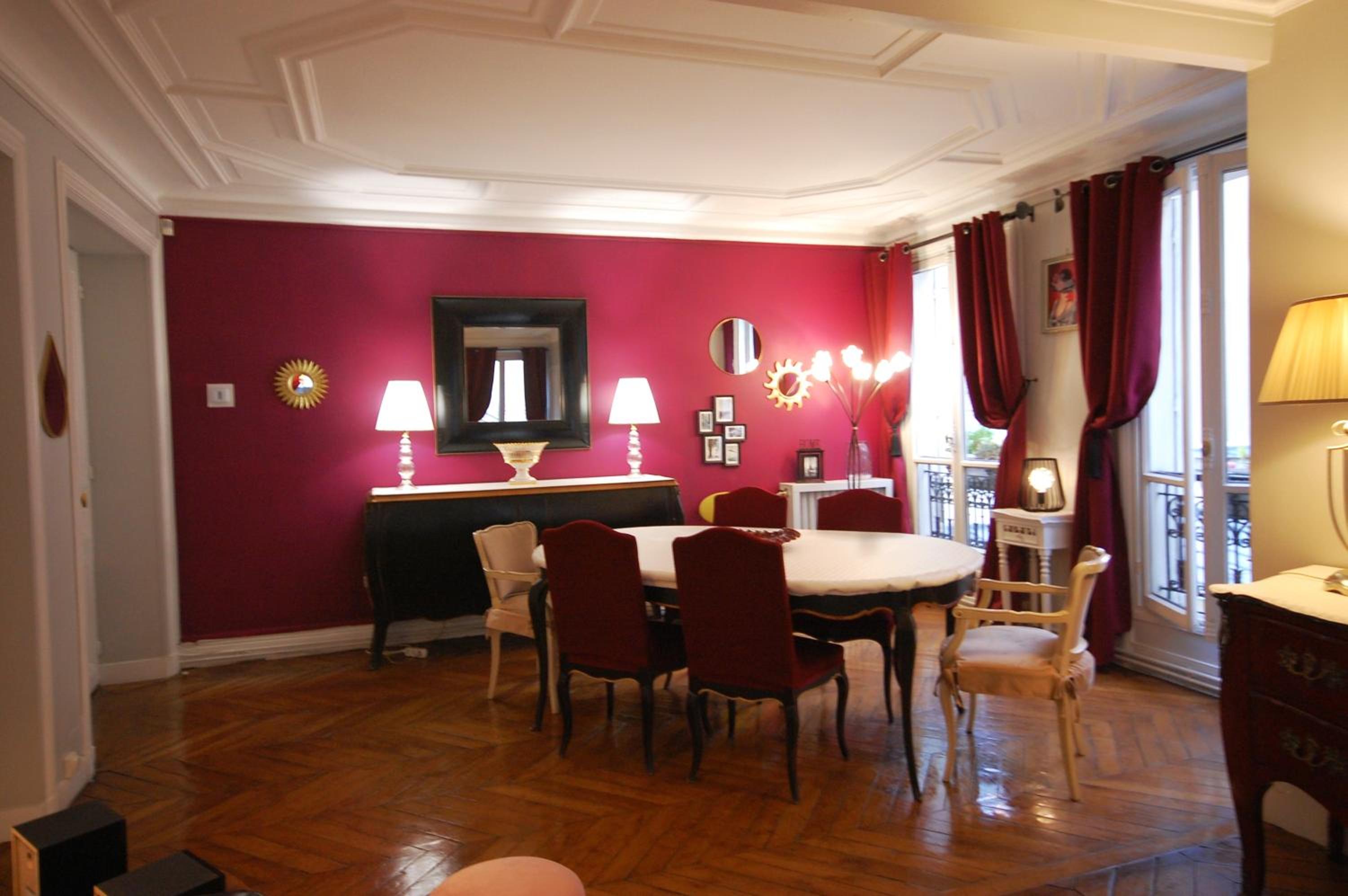 Two-Bedroom Apartment Champs-Elysées