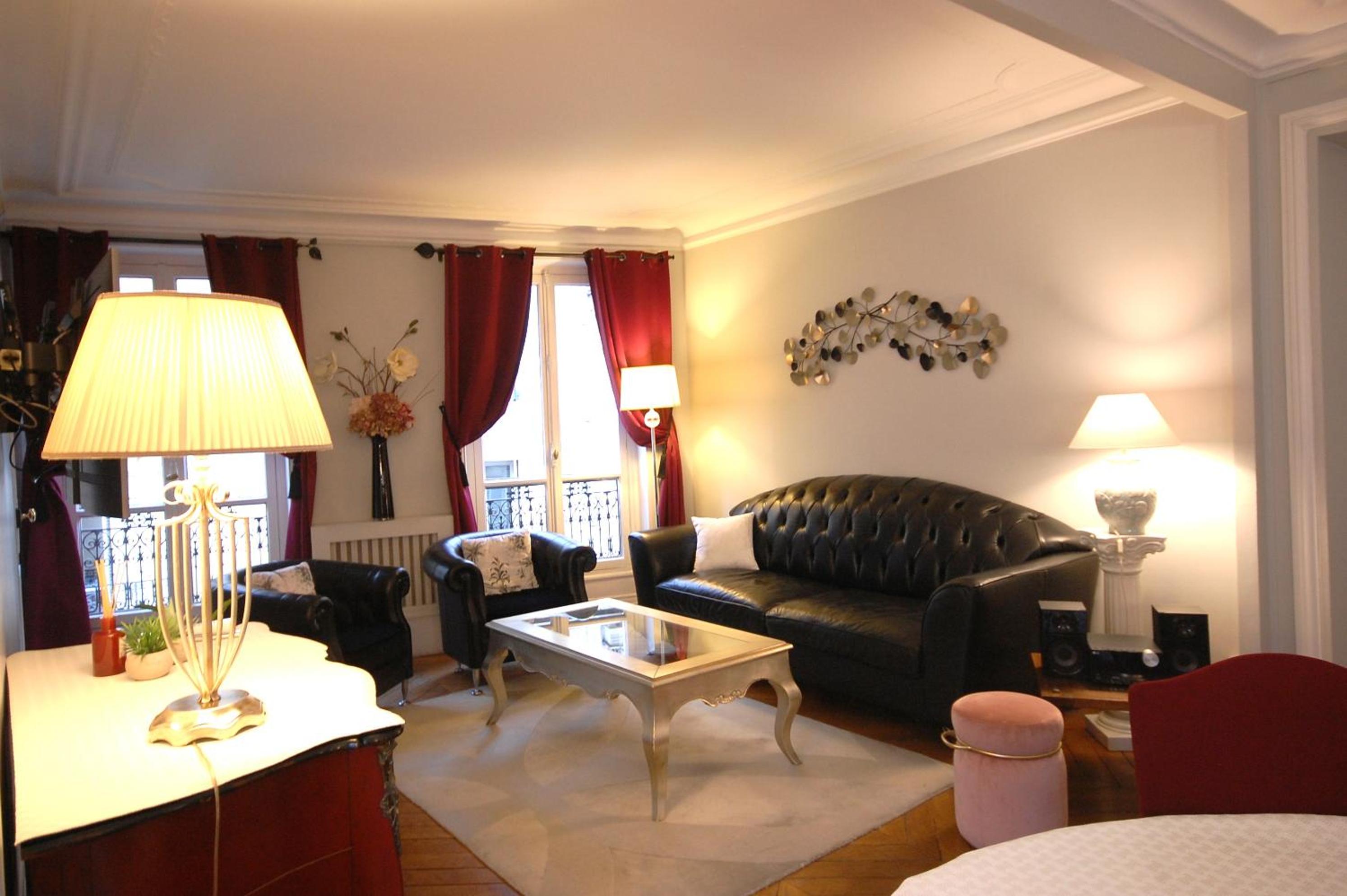 Two-Bedroom Apartment Champs-Elysées