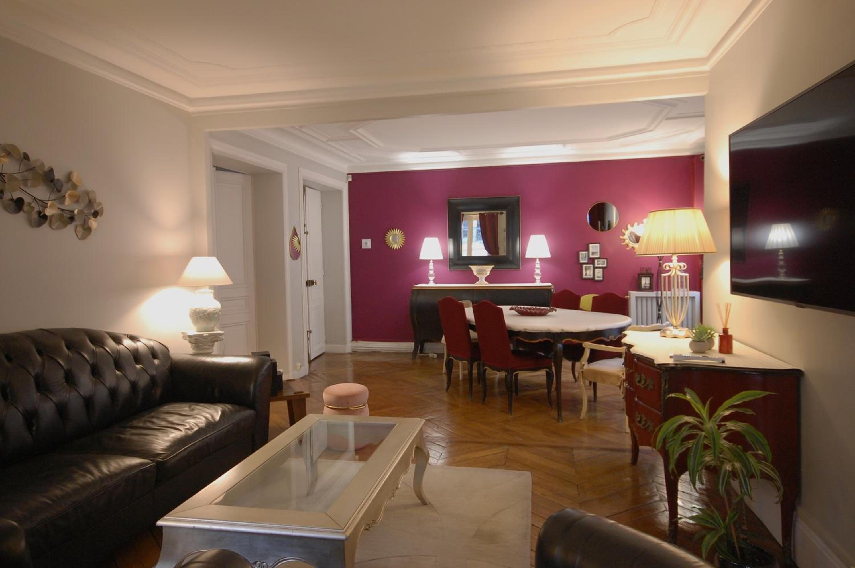 Two-Bedroom Apartment Champs-Elysées