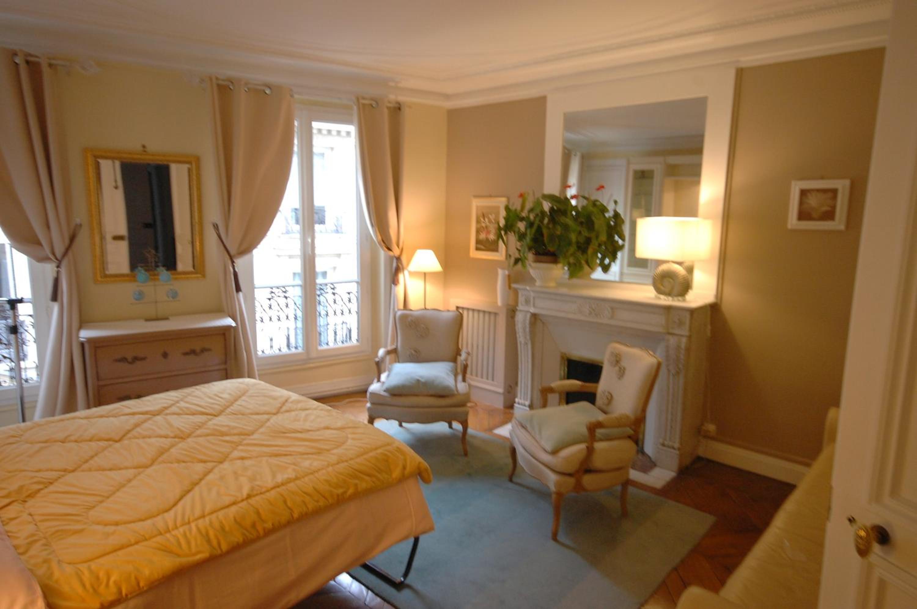Two-Bedroom Apartment Champs-Elysées