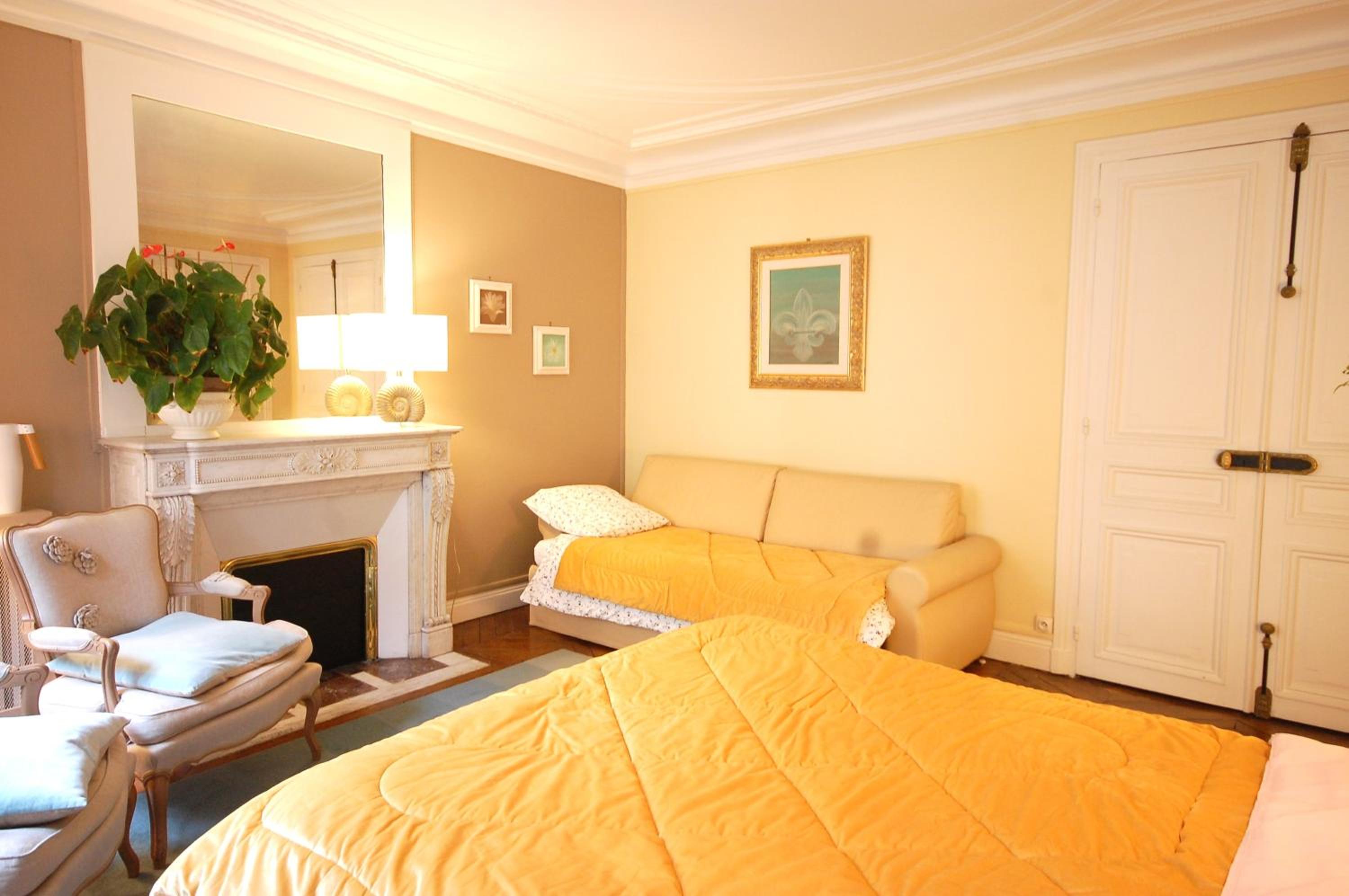 Two-Bedroom Apartment Champs-Elysées