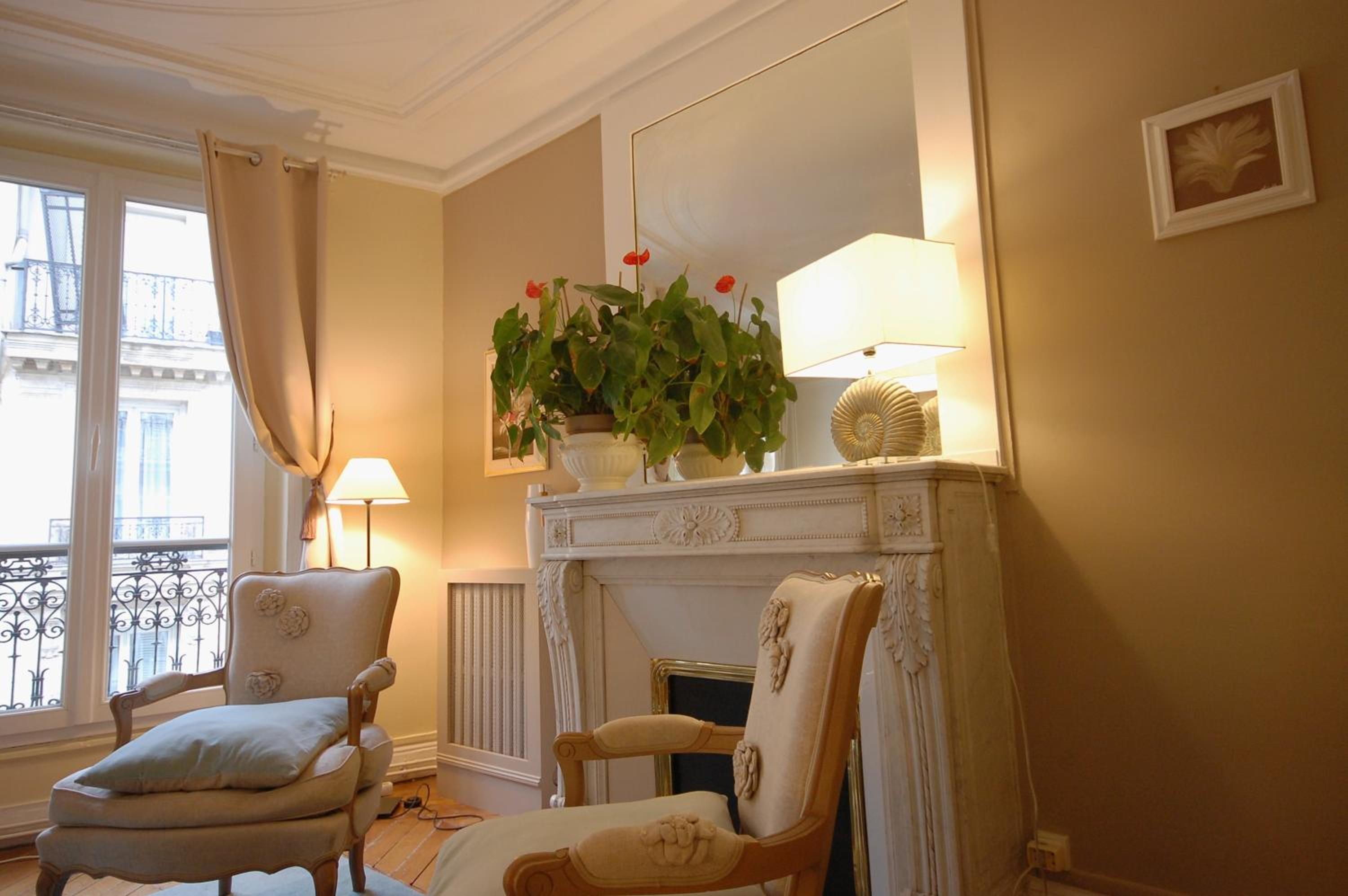 Two-Bedroom Apartment Champs-Elysées